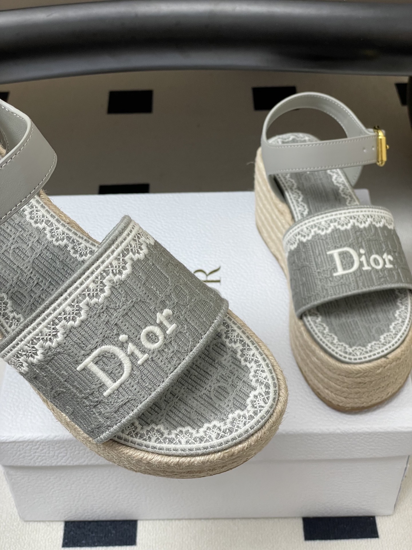 26ss春夏新款Dior 迪奥Dentelle草编坡跟凉鞋蕾丝边字母刺绣麻绳底马鞍带防水台高跟凉鞋这款 