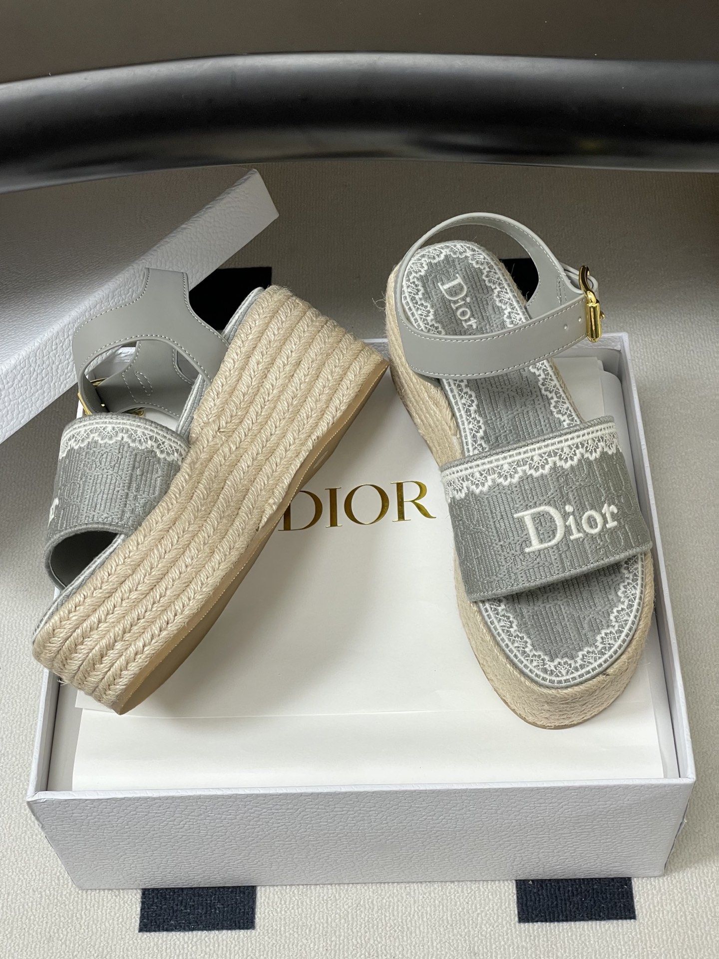 26ss春夏新款Dior 迪奥Dentelle草编坡跟凉鞋蕾丝边字母刺绣麻绳底马鞍带防水台高跟凉鞋这款 