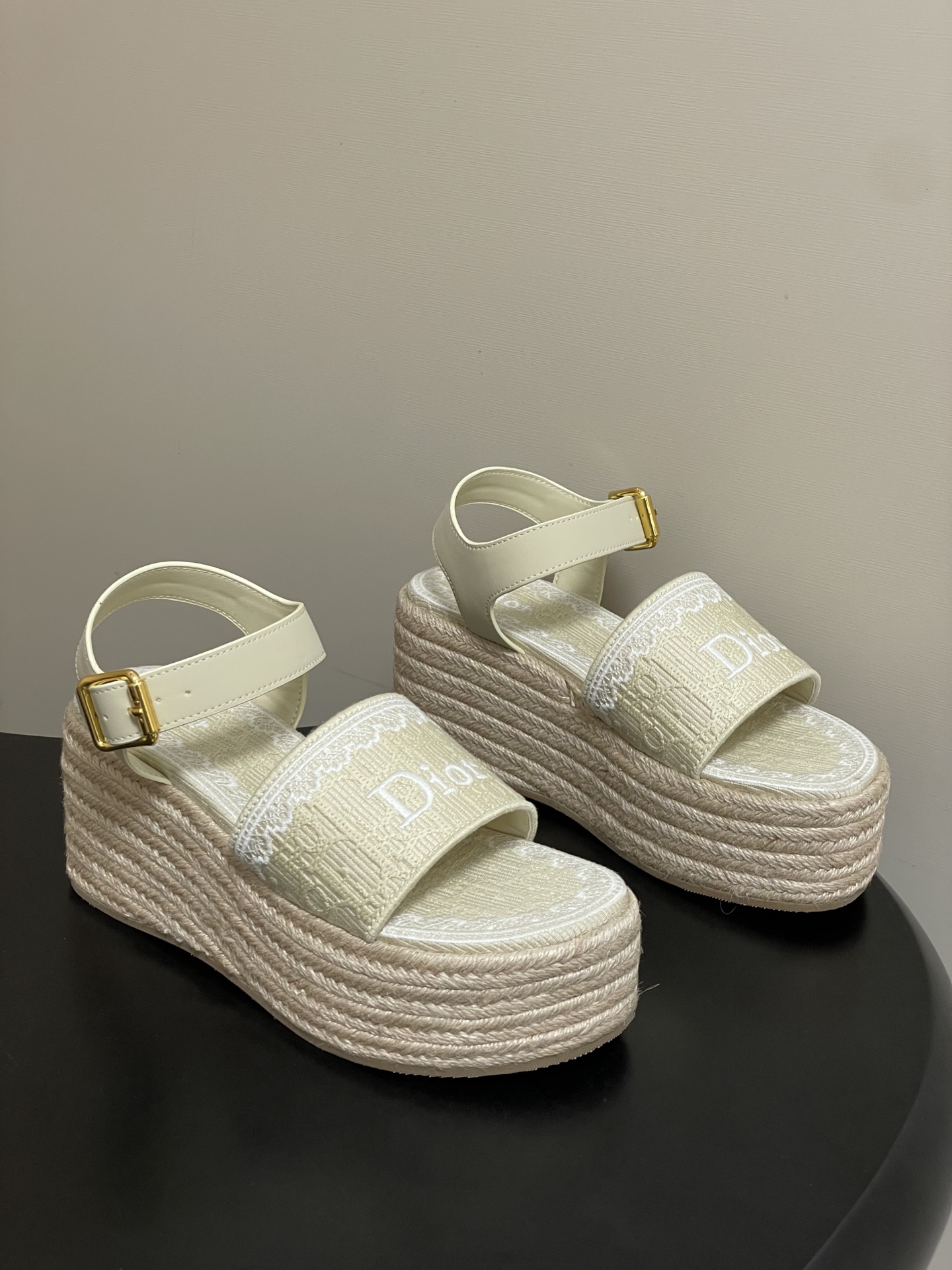 26ss春夏新款Dior 迪奥Dentelle草编坡跟凉鞋蕾丝边字母刺绣麻绳底马鞍带防水台高跟凉鞋这款 