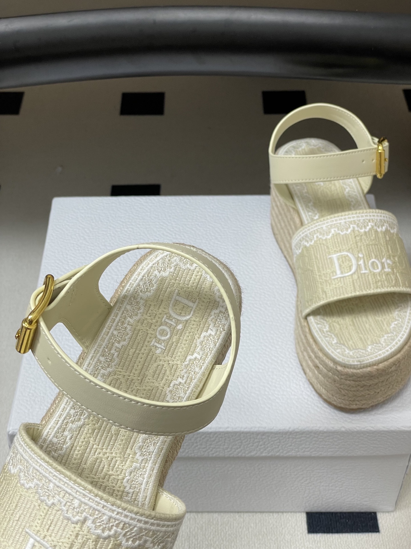 26ss春夏新款Dior 迪奥Dentelle草编坡跟凉鞋蕾丝边字母刺绣麻绳底马鞍带防水台高跟凉鞋这款 