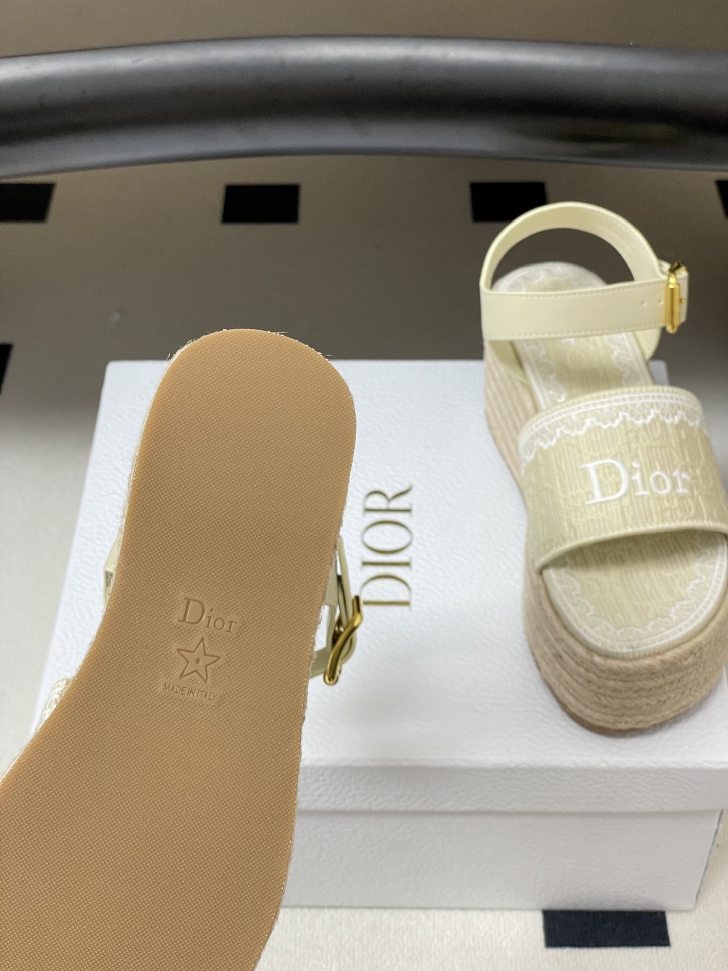 26ss春夏新款Dior 迪奥Dentelle草编坡跟凉鞋蕾丝边字母刺绣麻绳底马鞍带防水台高跟凉鞋这款 