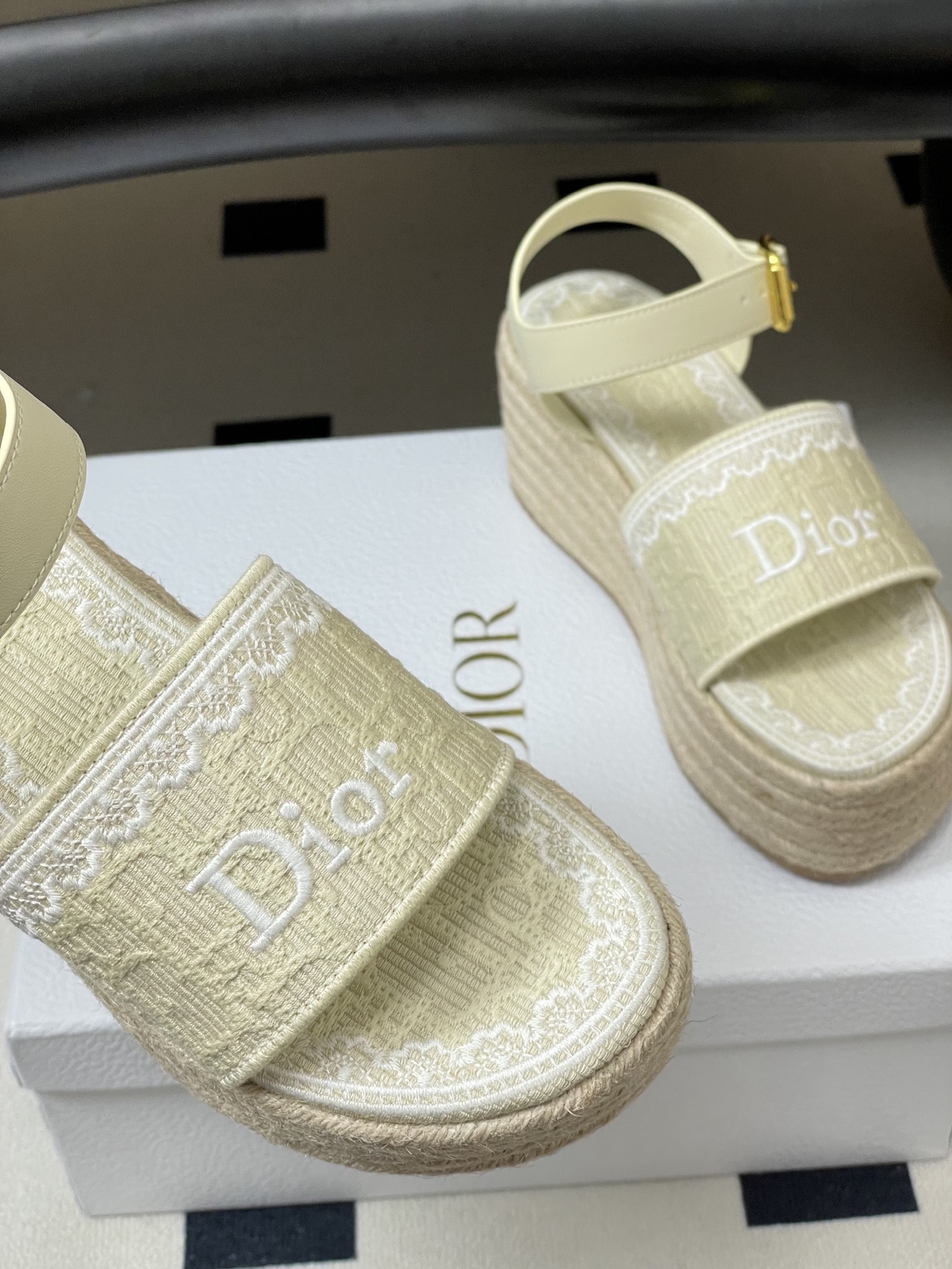 26ss春夏新款Dior 迪奥Dentelle草编坡跟凉鞋蕾丝边字母刺绣麻绳底马鞍带防水台高跟凉鞋这款 