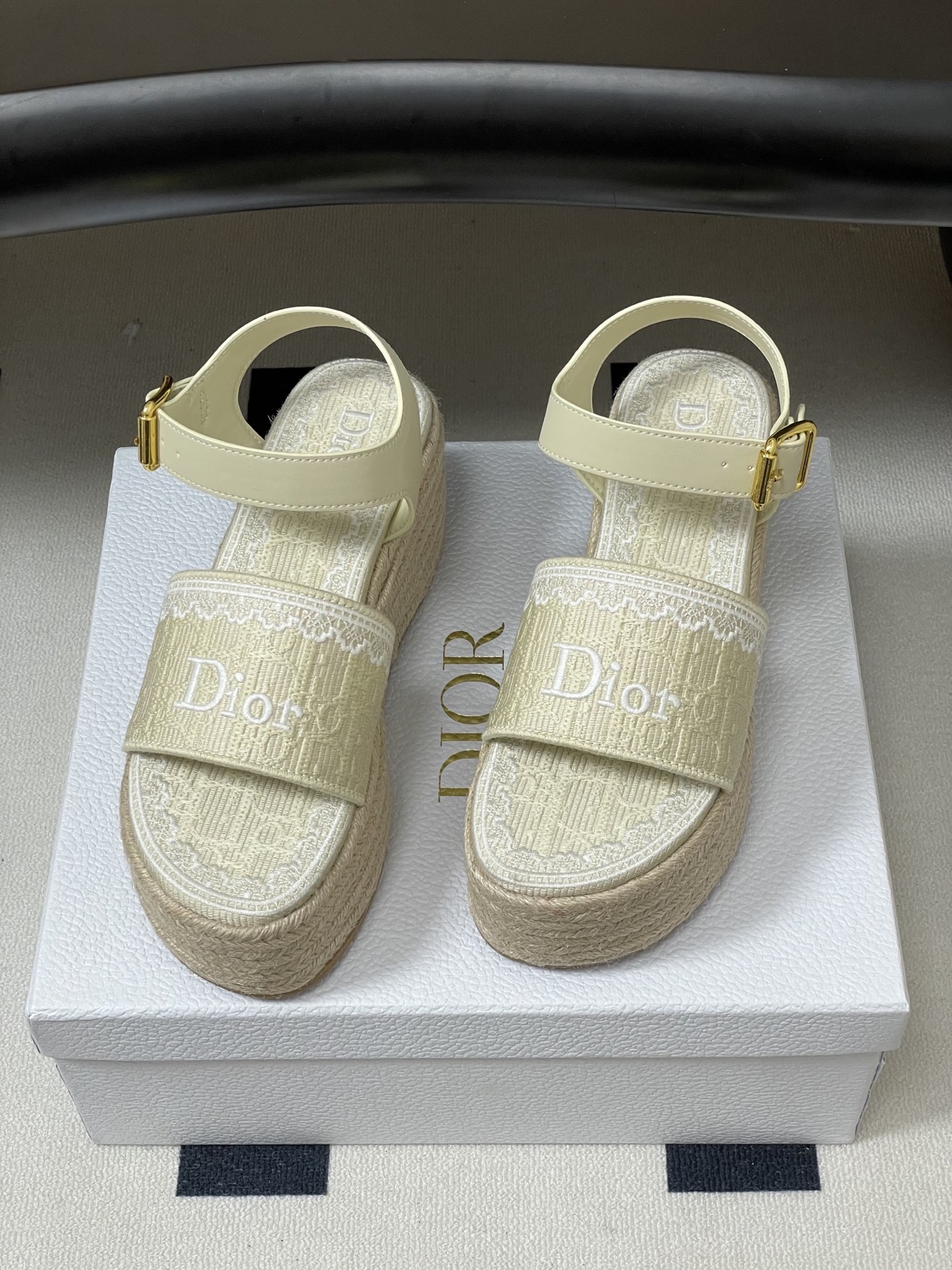 26ss春夏新款Dior 迪奥Dentelle草编坡跟凉鞋蕾丝边字母刺绣麻绳底马鞍带防水台高跟凉鞋这款 