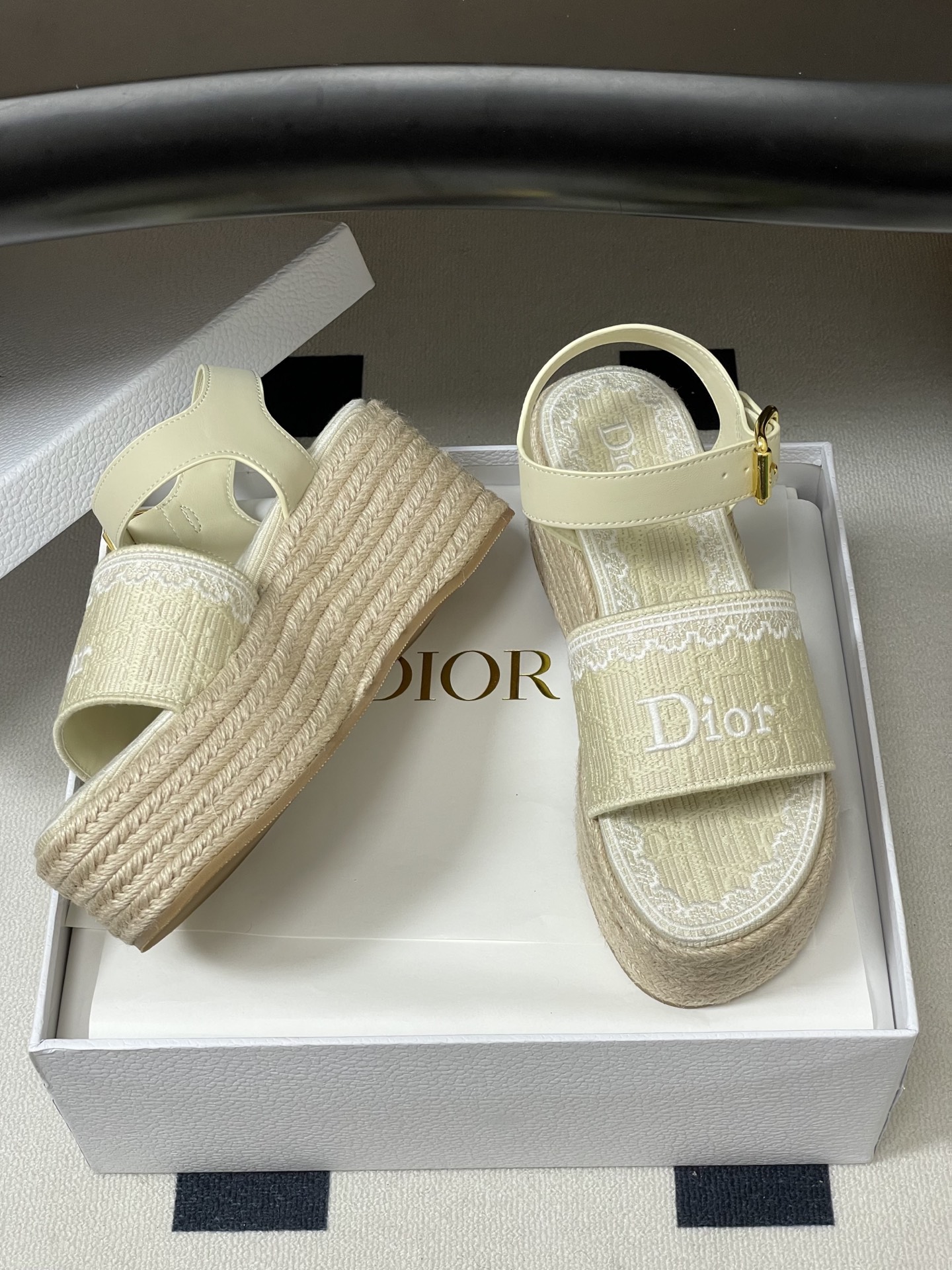 26ss春夏新款Dior 迪奥Dentelle草编坡跟凉鞋蕾丝边字母刺绣麻绳底马鞍带防水台高跟凉鞋这款 