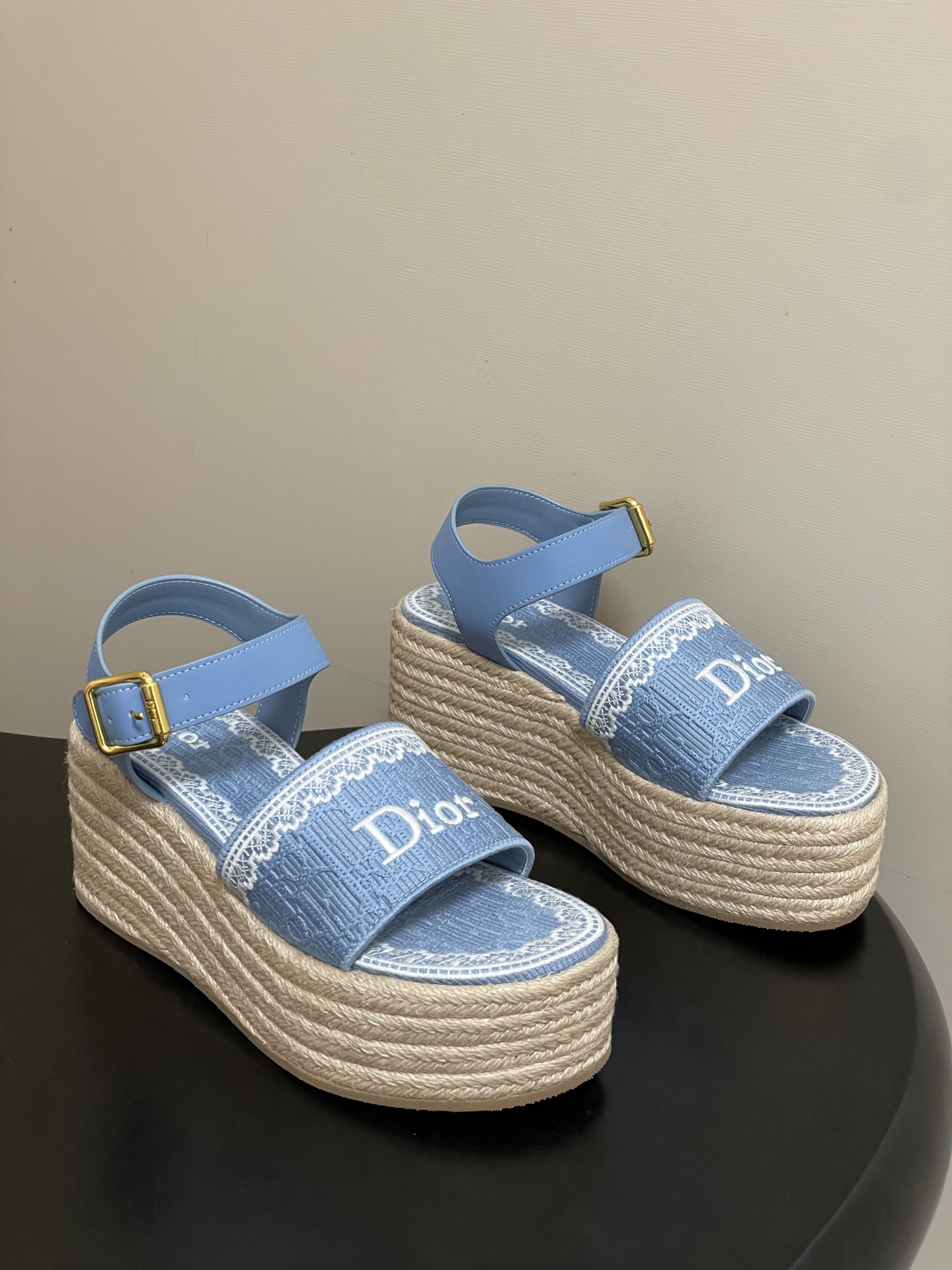26ss春夏新款Dior 迪奥Dentelle草编坡跟凉鞋蕾丝边字母刺绣麻绳底马鞍带防水台高跟凉鞋这款 