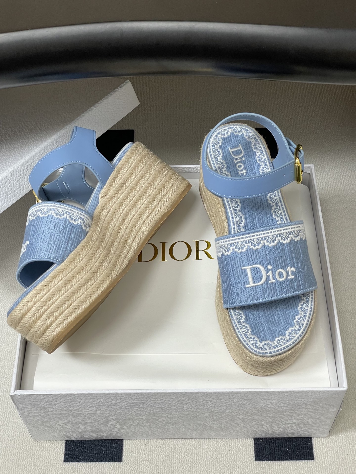 26ss春夏新款Dior 迪奥Dentelle草编坡跟凉鞋蕾丝边字母刺绣麻绳底马鞍带防水台高跟凉鞋这款 