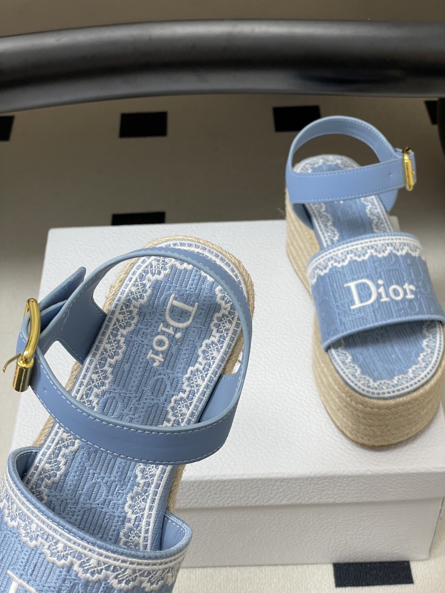 26ss春夏新款Dior 迪奥Dentelle草编坡跟凉鞋蕾丝边字母刺绣麻绳底马鞍带防水台高跟凉鞋这款 
