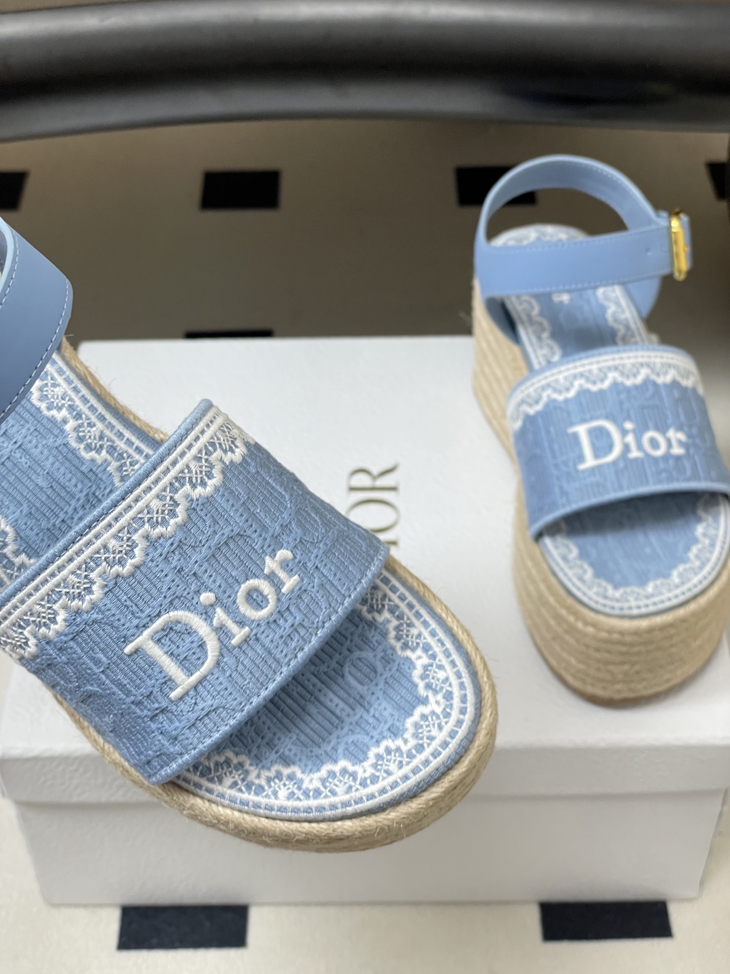 26ss春夏新款Dior 迪奥Dentelle草编坡跟凉鞋蕾丝边字母刺绣麻绳底马鞍带防水台高跟凉鞋这款 