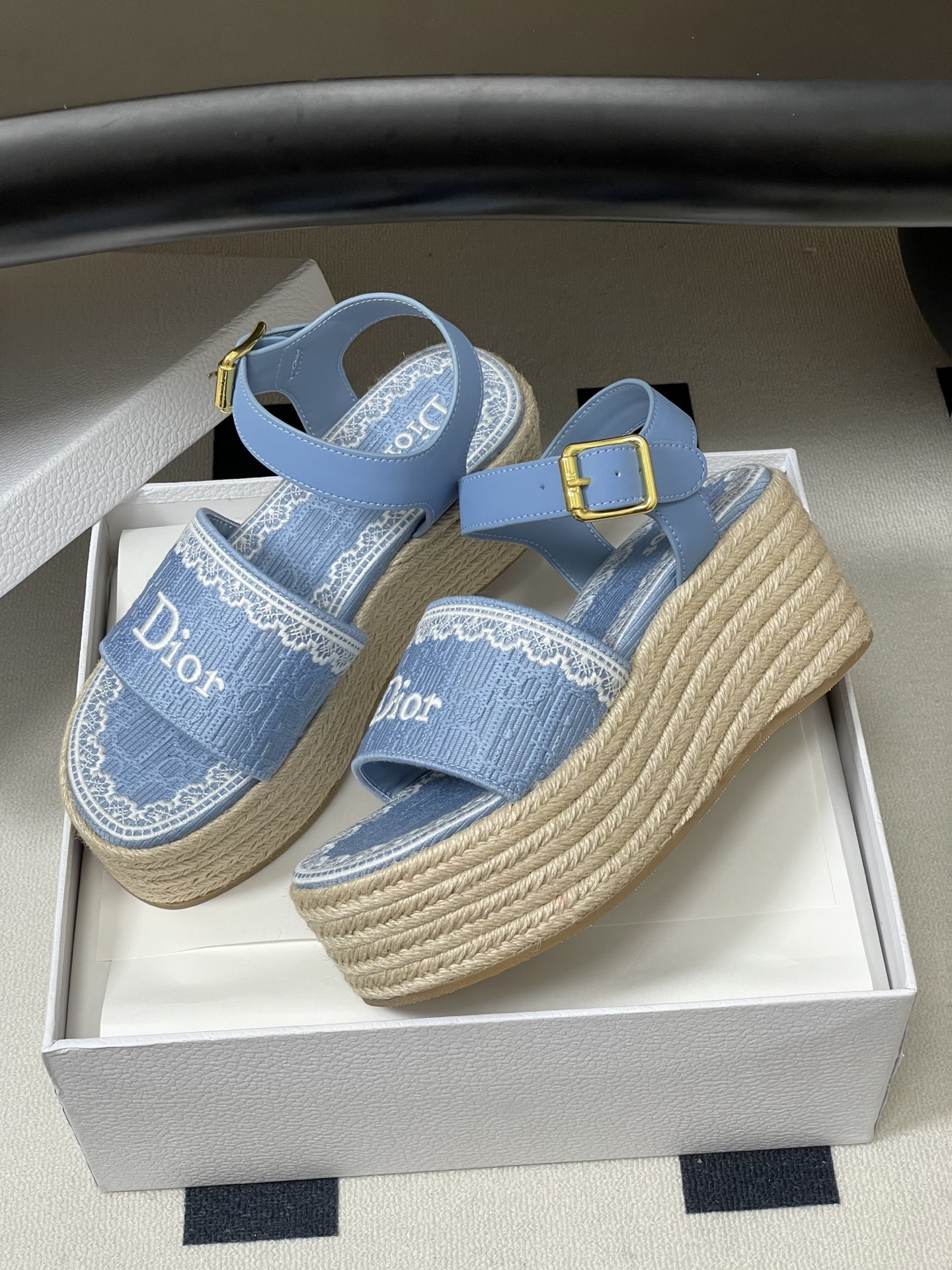 26ss春夏新款Dior 迪奥Dentelle草编坡跟凉鞋蕾丝边字母刺绣麻绳底马鞍带防水台高跟凉鞋这款 