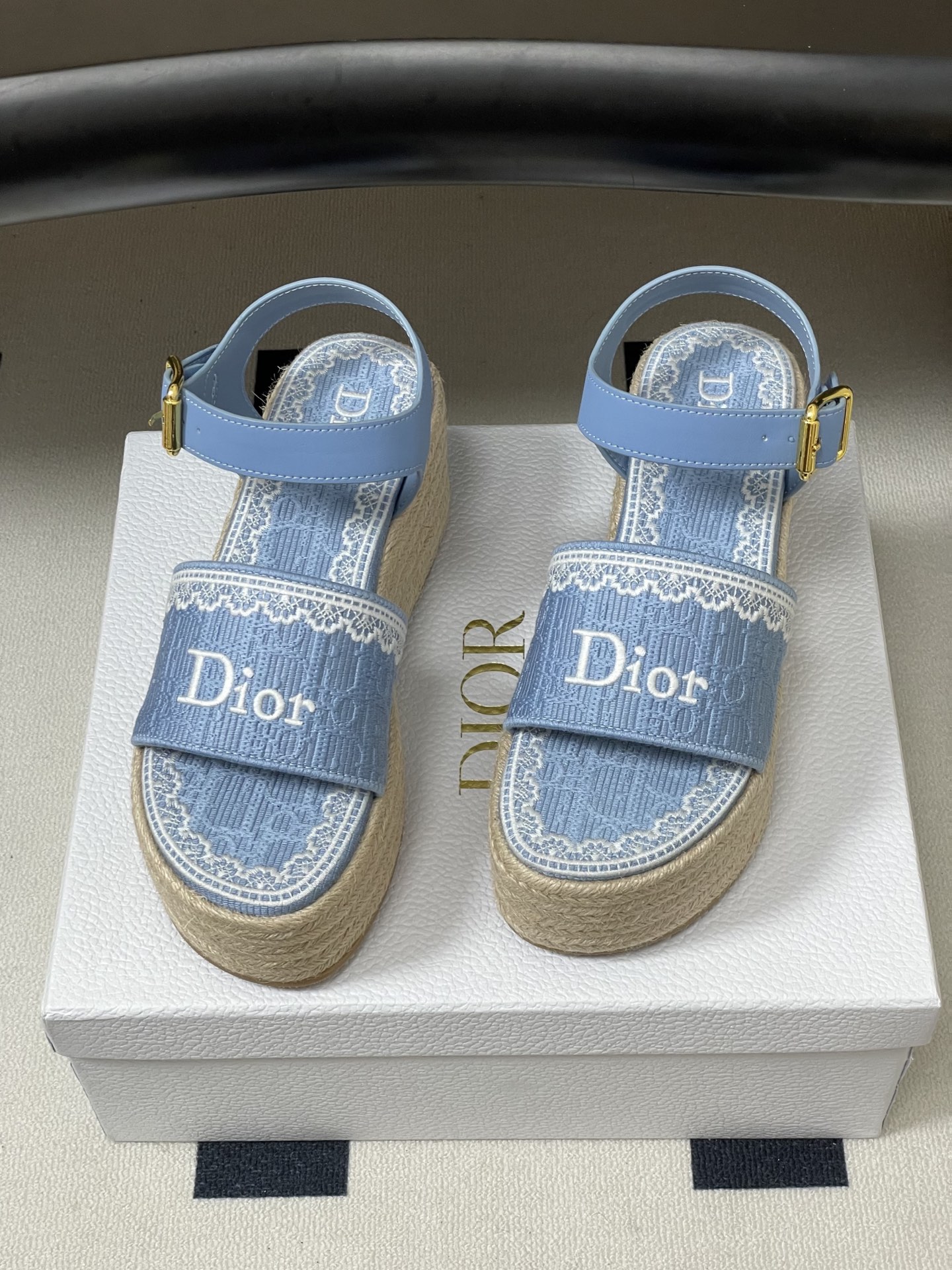26ss春夏新款Dior 迪奥Dentelle草编坡跟凉鞋蕾丝边字母刺绣麻绳底马鞍带防水台高跟凉鞋这款 