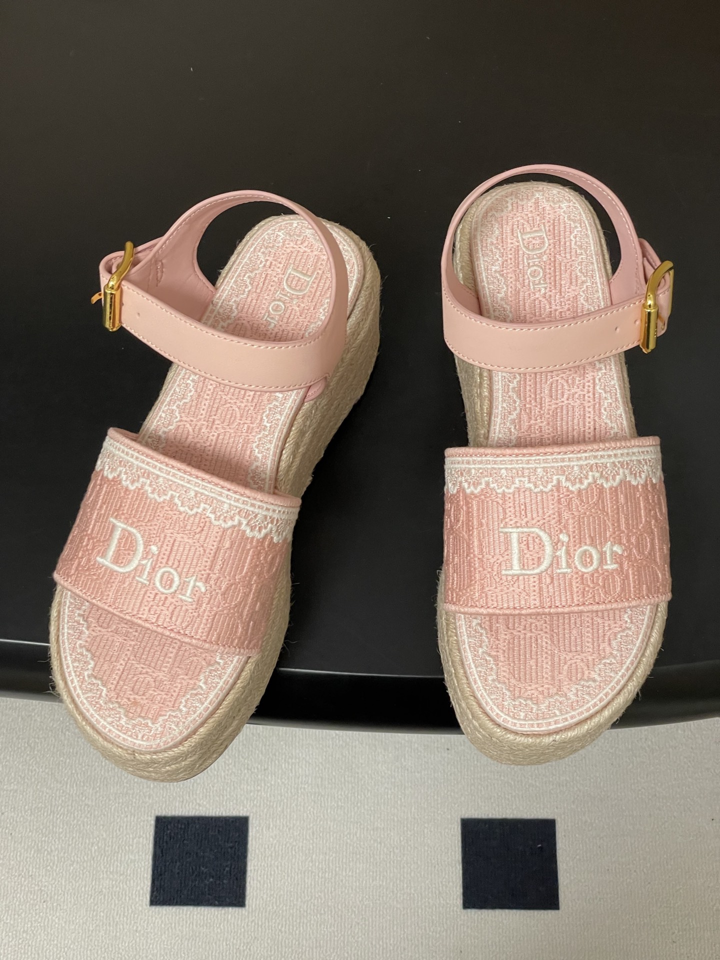 26ss春夏新款Dior 迪奥Dentelle草编坡跟凉鞋蕾丝边字母刺绣麻绳底马鞍带防水台高跟凉鞋这款 