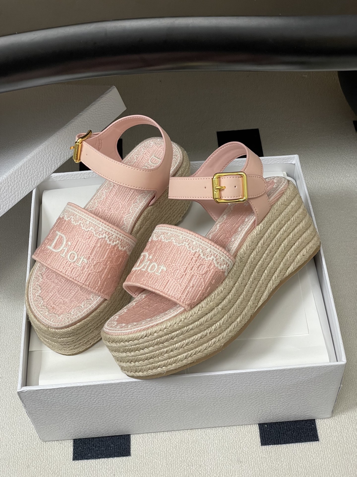 26ss春夏新款Dior 迪奥Dentelle草编坡跟凉鞋蕾丝边字母刺绣麻绳底马鞍带防水台高跟凉鞋这款 