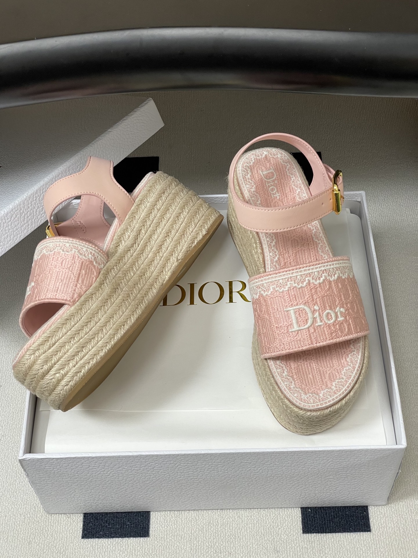 26ss春夏新款Dior 迪奥Dentelle草编坡跟凉鞋蕾丝边字母刺绣麻绳底马鞍带防水台高跟凉鞋这款 