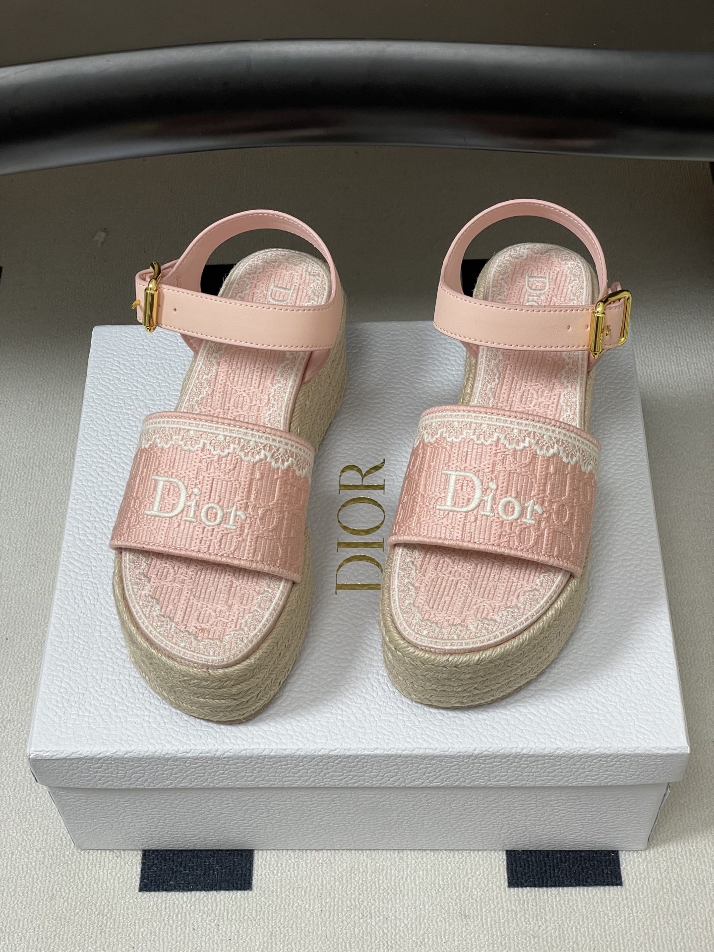 26ss春夏新款Dior 迪奥Dentelle草编坡跟凉鞋蕾丝边字母刺绣麻绳底马鞍带防水台高跟凉鞋这款 