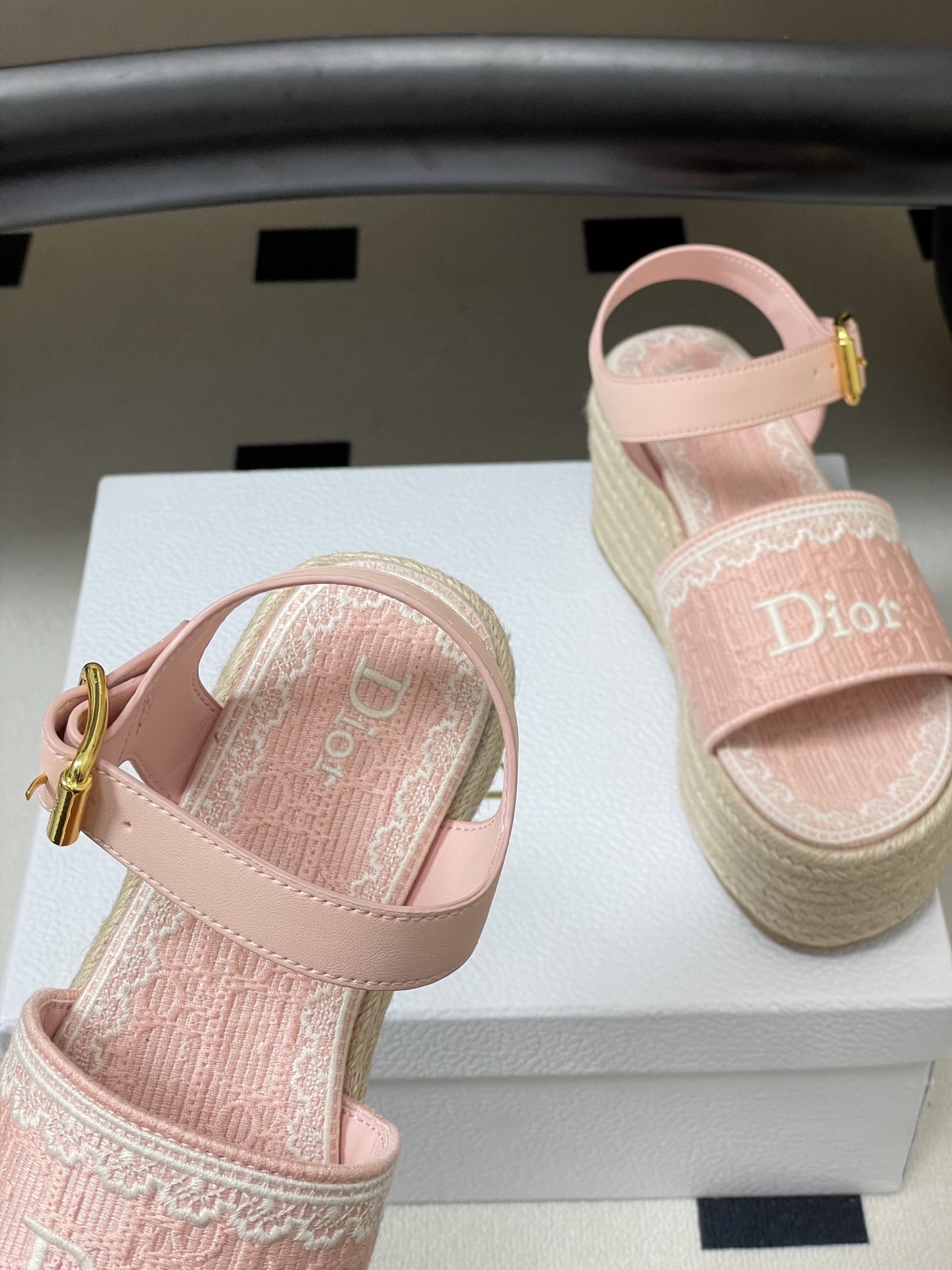26ss春夏新款Dior 迪奥Dentelle草编坡跟凉鞋蕾丝边字母刺绣麻绳底马鞍带防水台高跟凉鞋这款 
