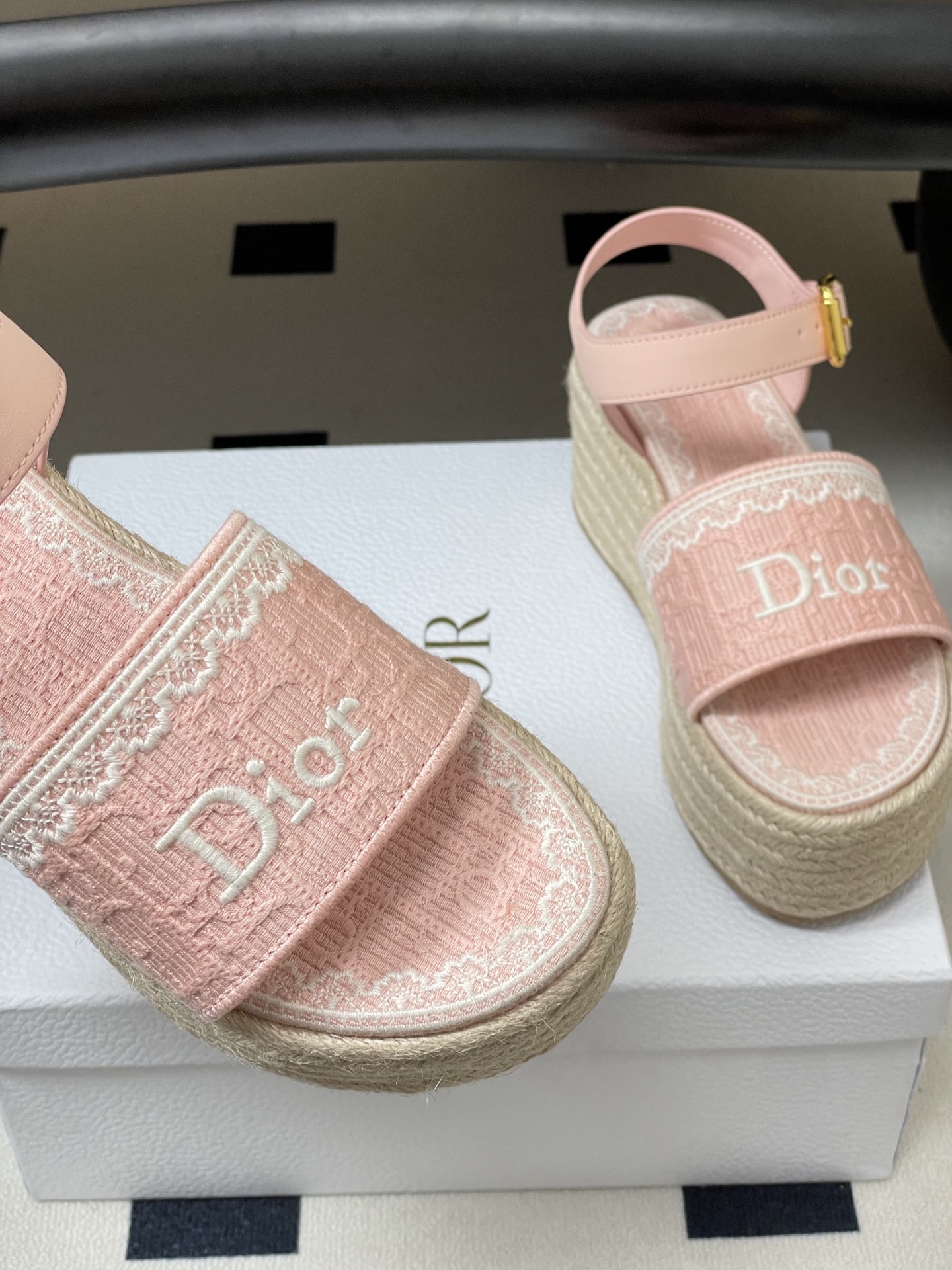 26ss春夏新款Dior 迪奥Dentelle草编坡跟凉鞋蕾丝边字母刺绣麻绳底马鞍带防水台高跟凉鞋这款 