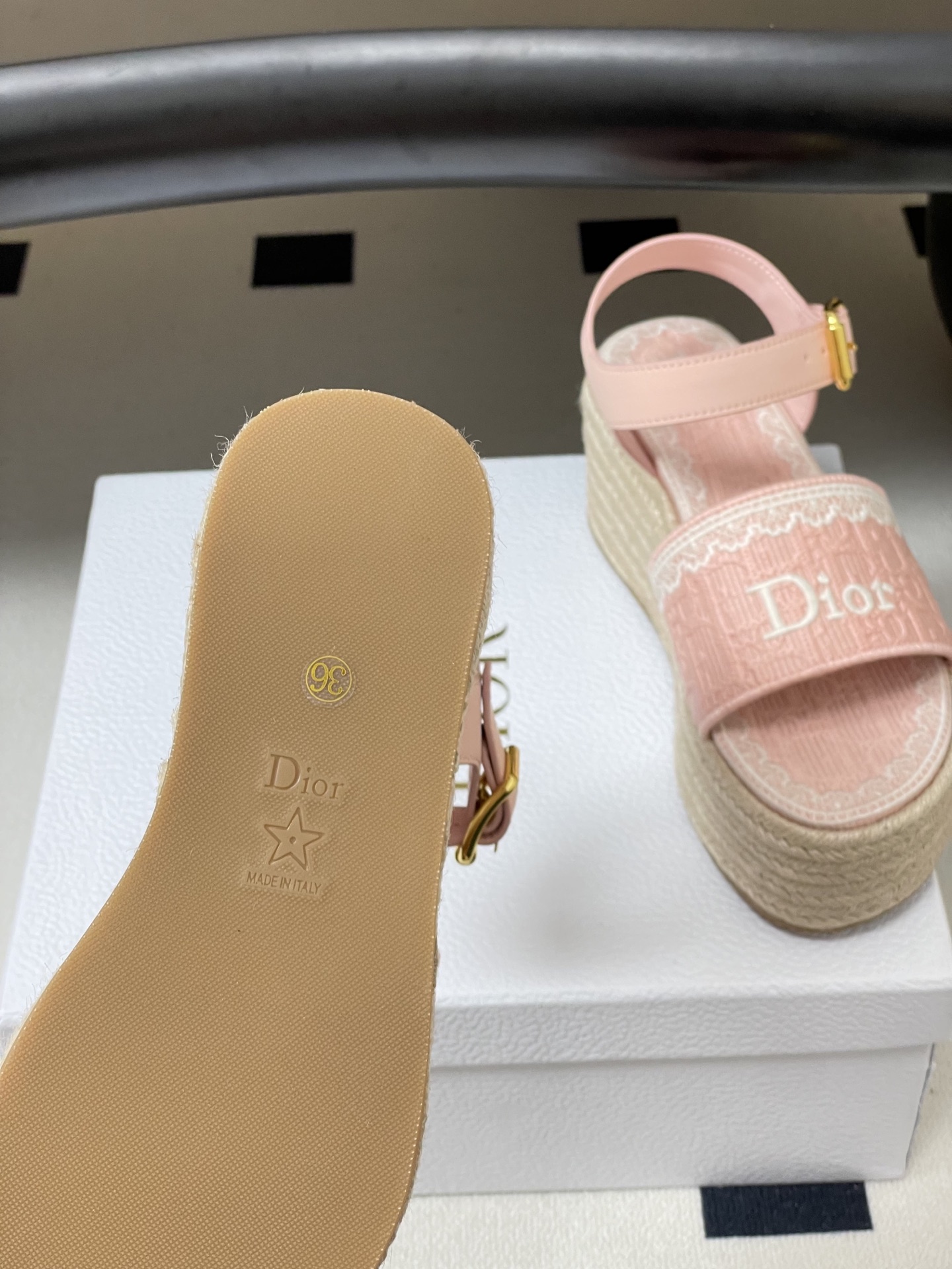 26ss春夏新款Dior 迪奥Dentelle草编坡跟凉鞋蕾丝边字母刺绣麻绳底马鞍带防水台高跟凉鞋这款 