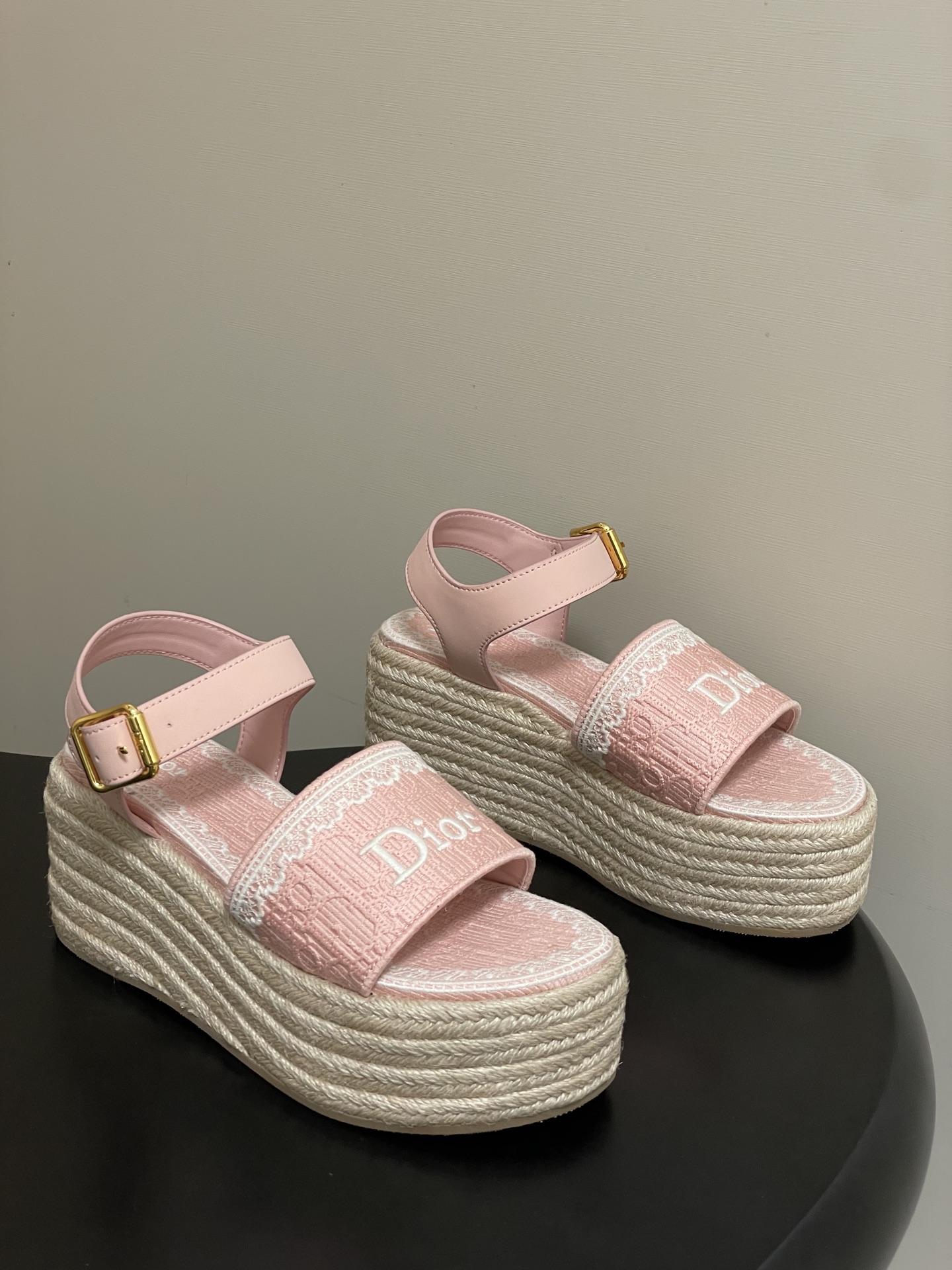 26ss春夏新款Dior 迪奥Dentelle草编坡跟凉鞋蕾丝边字母刺绣麻绳底马鞍带防水台高跟凉鞋这款 