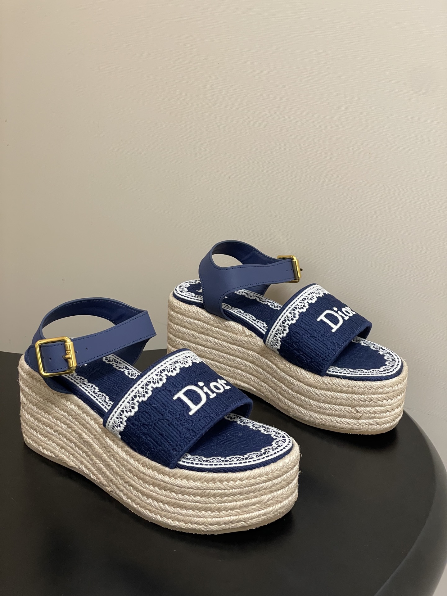 26ss春夏新款Dior 迪奥Dentelle草编坡跟凉鞋蕾丝边字母刺绣麻绳底马鞍带防水台高跟凉鞋这款 