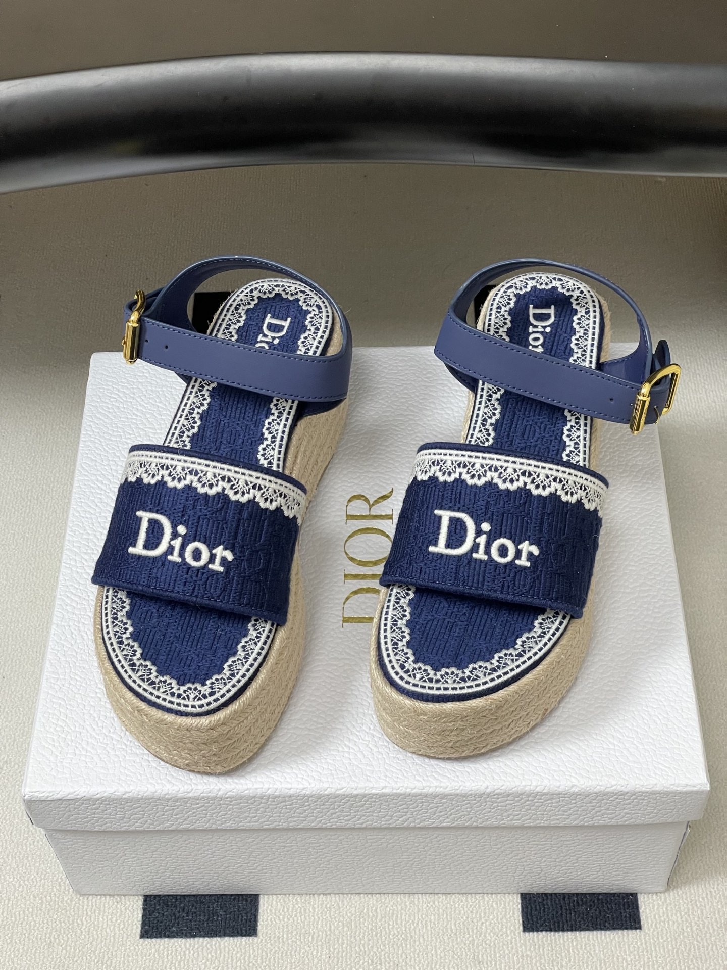 26ss春夏新款Dior 迪奥Dentelle草编坡跟凉鞋蕾丝边字母刺绣麻绳底马鞍带防水台高跟凉鞋这款 