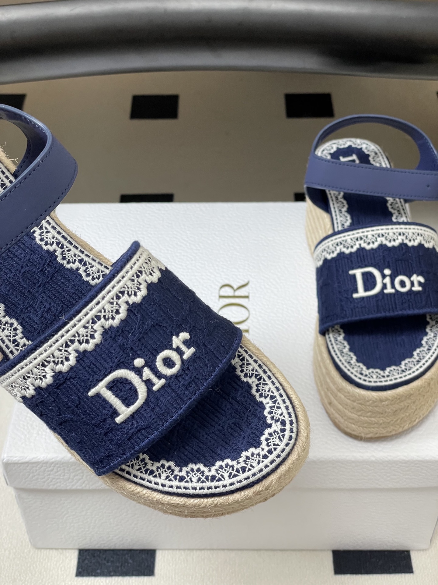 26ss春夏新款Dior 迪奥Dentelle草编坡跟凉鞋蕾丝边字母刺绣麻绳底马鞍带防水台高跟凉鞋这款 