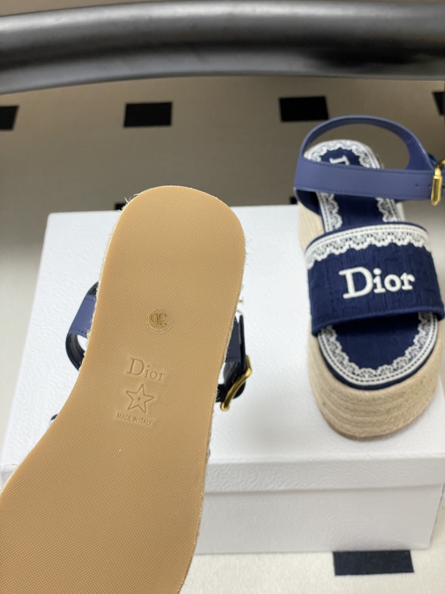 26ss春夏新款Dior 迪奥Dentelle草编坡跟凉鞋蕾丝边字母刺绣麻绳底马鞍带防水台高跟凉鞋这款 