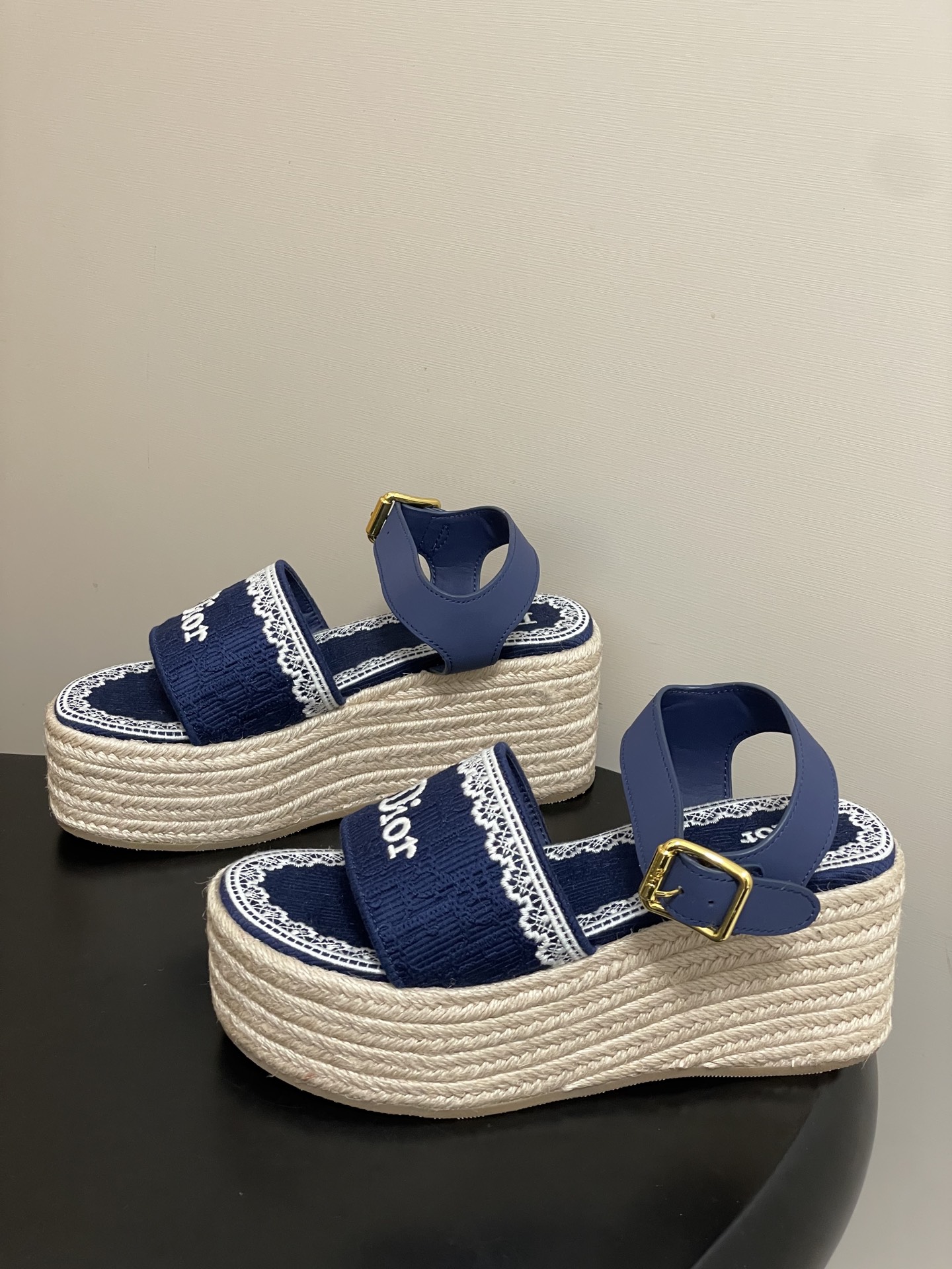 26ss春夏新款Dior 迪奥Dentelle草编坡跟凉鞋蕾丝边字母刺绣麻绳底马鞍带防水台高跟凉鞋这款 