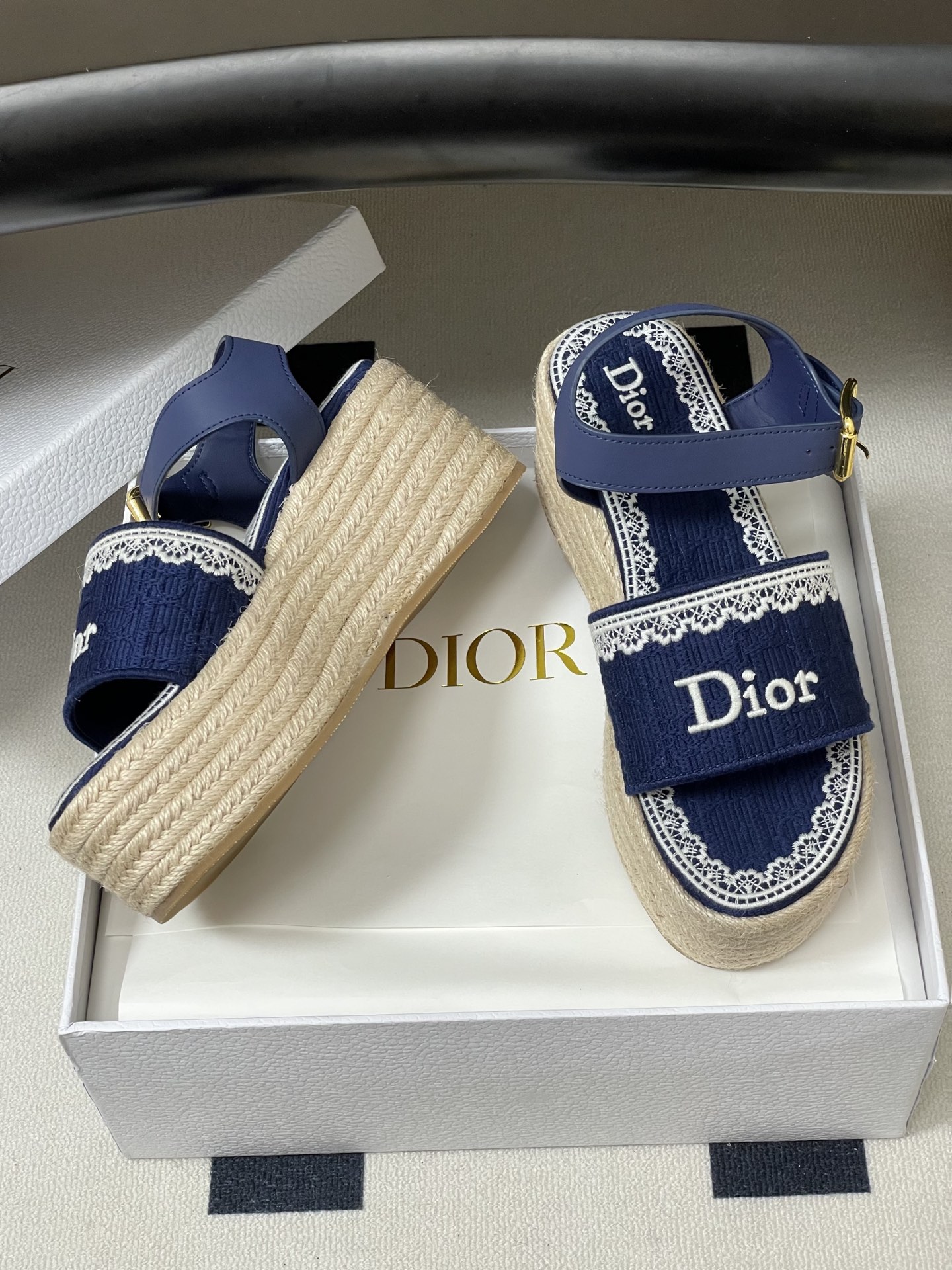 26ss春夏新款Dior 迪奥Dentelle草编坡跟凉鞋蕾丝边字母刺绣麻绳底马鞍带防水台高跟凉鞋这款 