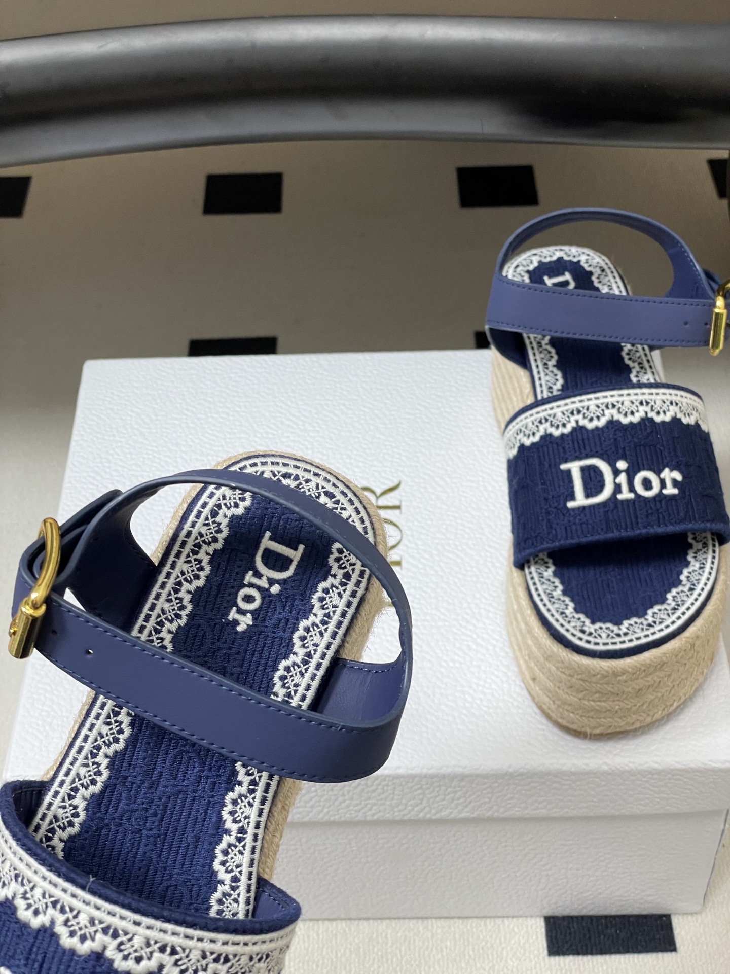 26ss春夏新款Dior 迪奥Dentelle草编坡跟凉鞋蕾丝边字母刺绣麻绳底马鞍带防水台高跟凉鞋这款 