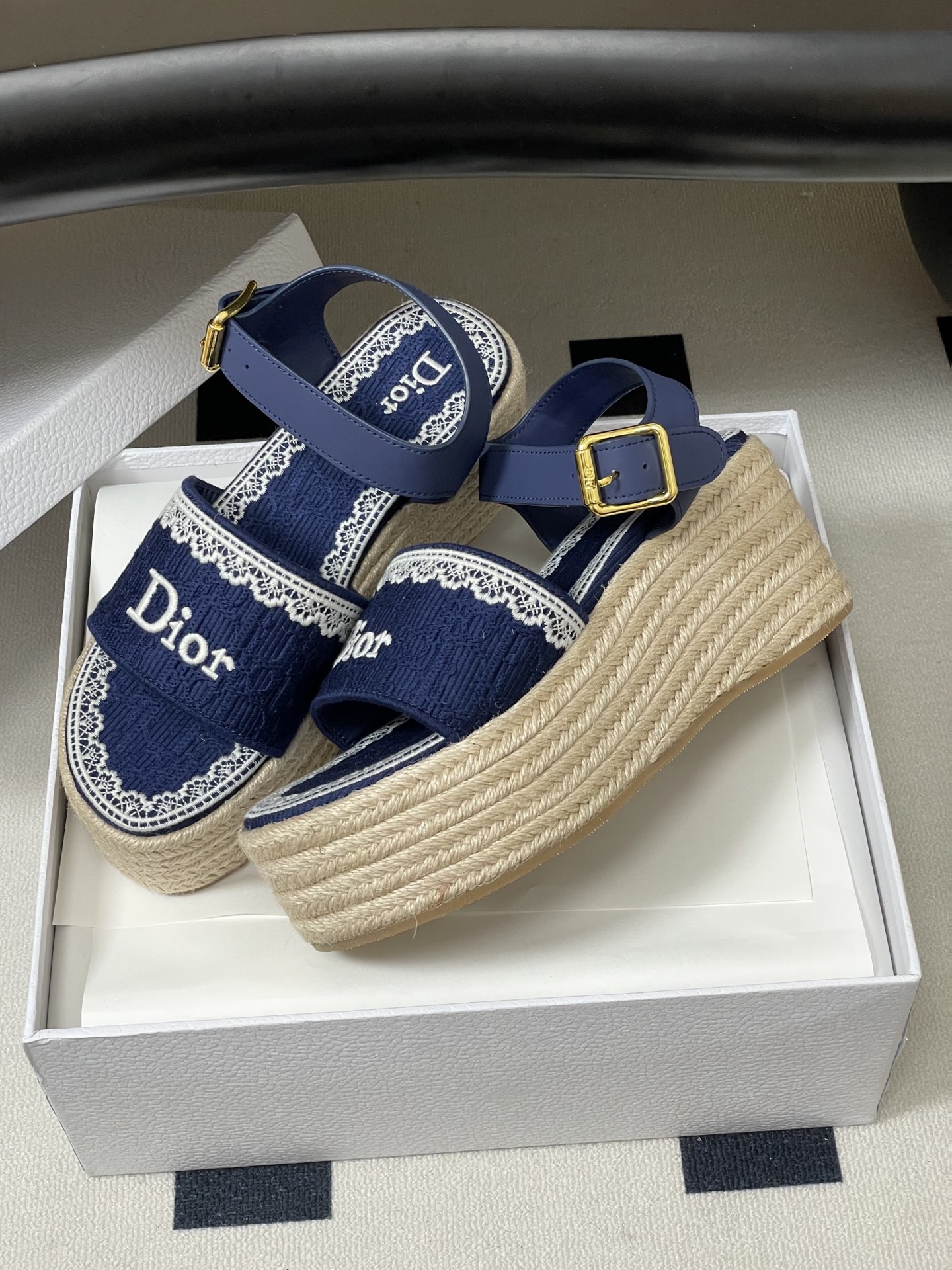 26ss春夏新款Dior 迪奥Dentelle草编坡跟凉鞋蕾丝边字母刺绣麻绳底马鞍带防水台高跟凉鞋这款 