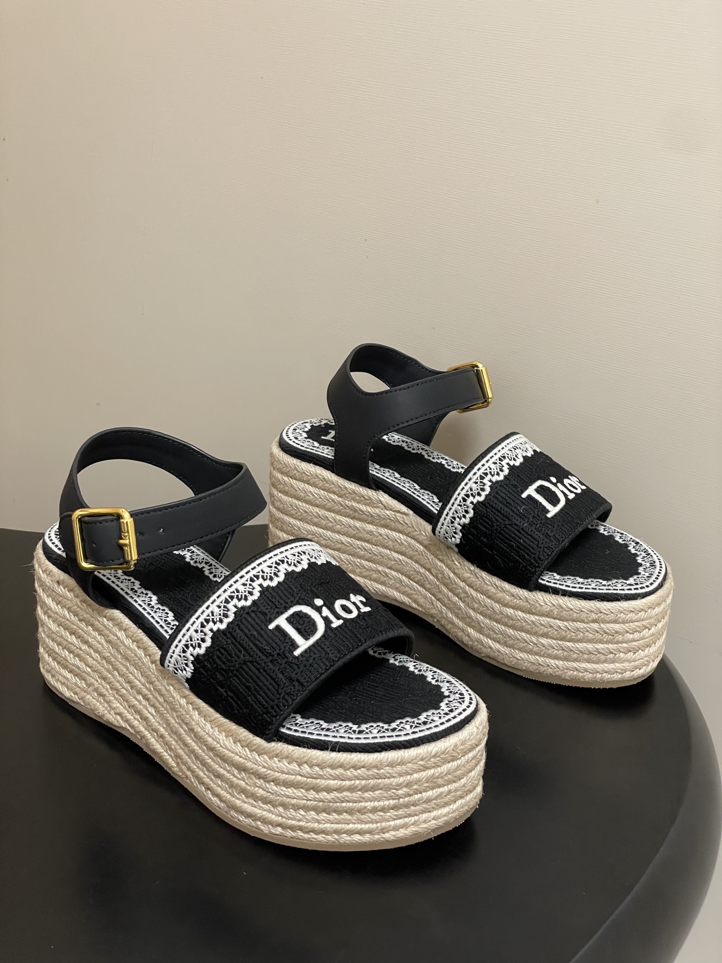 26ss春夏新款Dior 迪奥Dentelle草编坡跟凉鞋蕾丝边字母刺绣麻绳底马鞍带防水台高跟凉鞋这款 