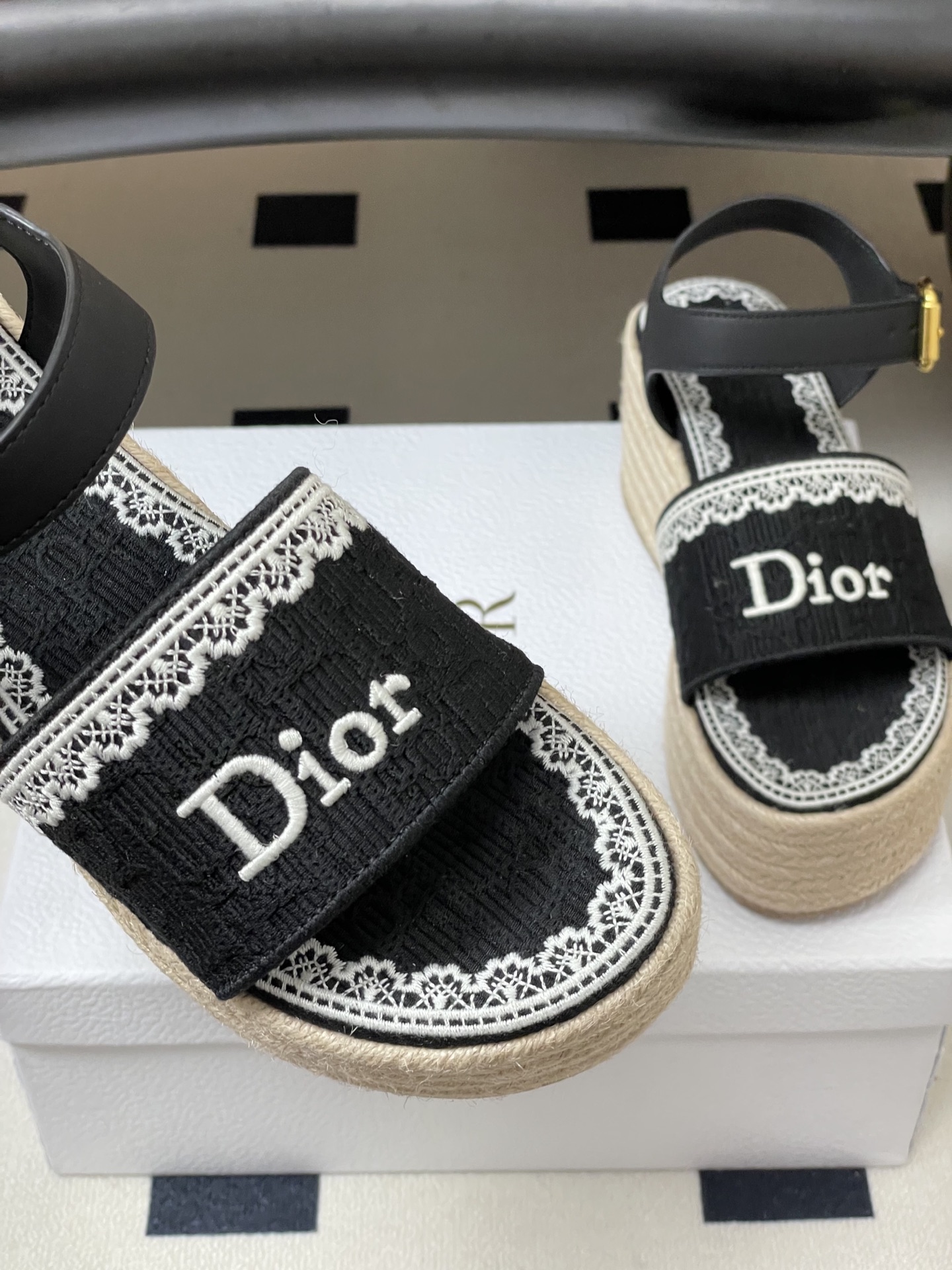 26ss春夏新款Dior 迪奥Dentelle草编坡跟凉鞋蕾丝边字母刺绣麻绳底马鞍带防水台高跟凉鞋这款 