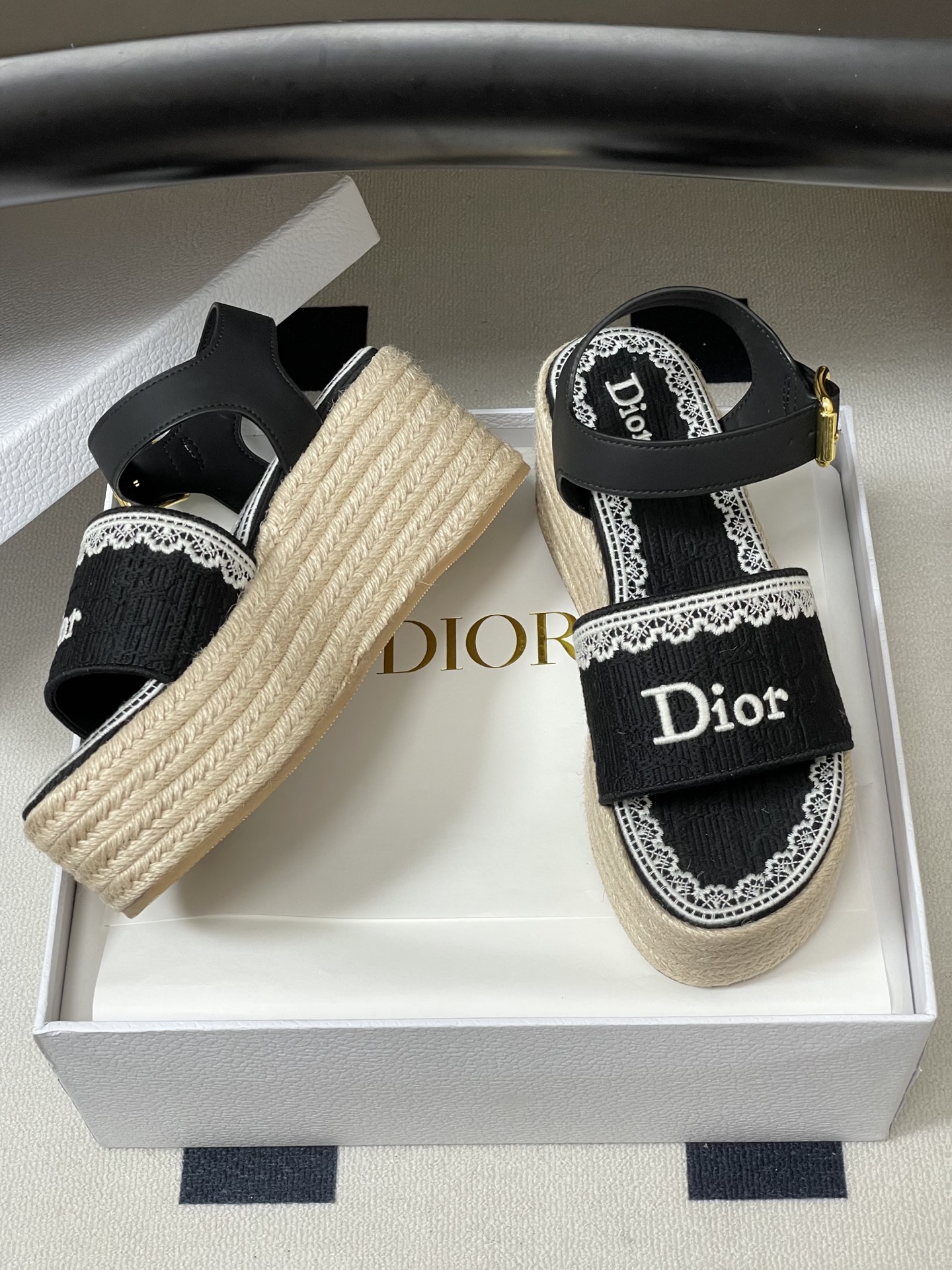26ss春夏新款Dior 迪奥Dentelle草编坡跟凉鞋蕾丝边字母刺绣麻绳底马鞍带防水台高跟凉鞋这款 