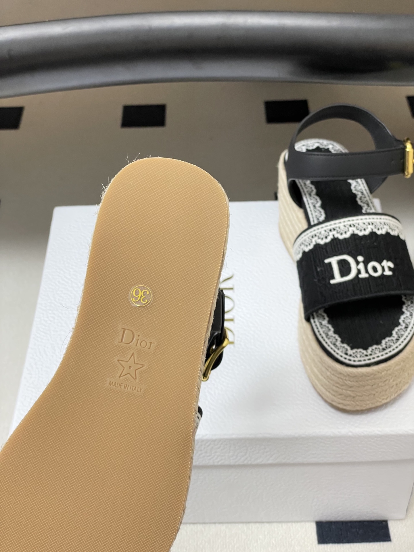 26ss春夏新款Dior 迪奥Dentelle草编坡跟凉鞋蕾丝边字母刺绣麻绳底马鞍带防水台高跟凉鞋这款 