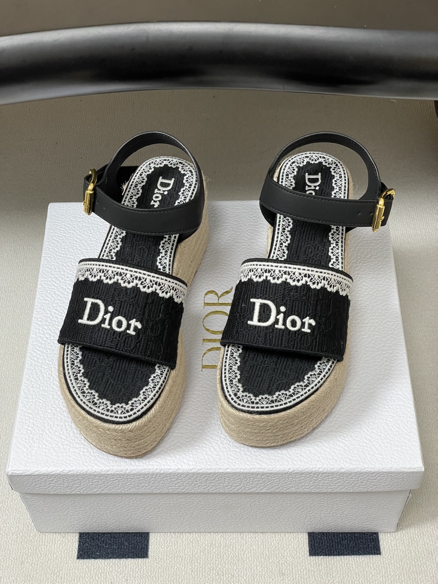 26ss春夏新款Dior 迪奥Dentelle草编坡跟凉鞋蕾丝边字母刺绣麻绳底马鞍带防水台高跟凉鞋这款 