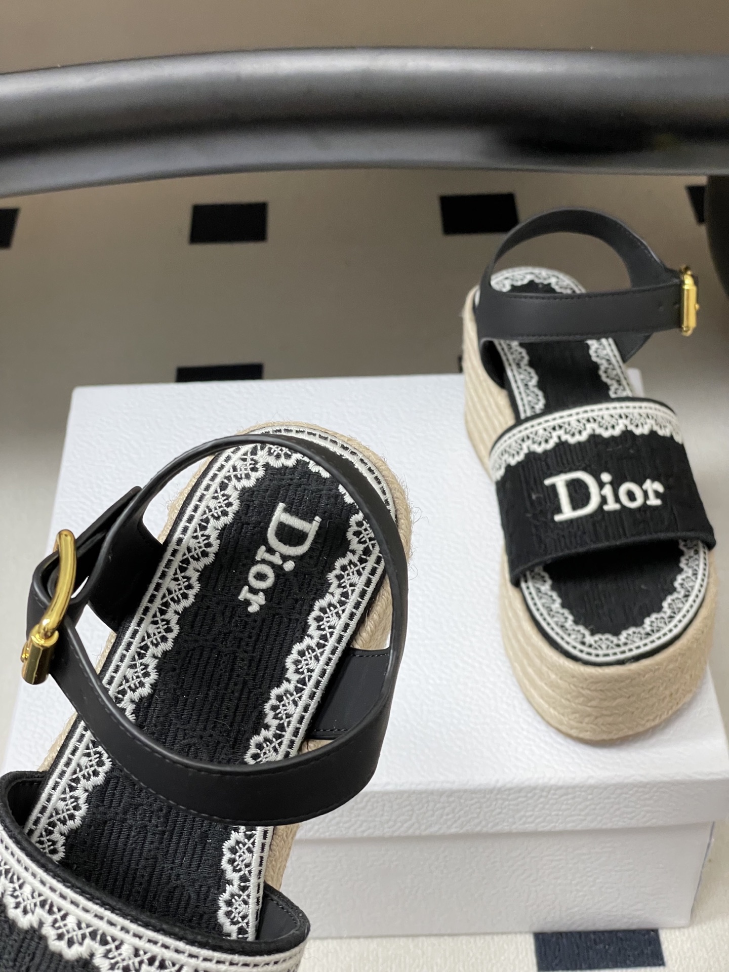 26ss春夏新款Dior 迪奥Dentelle草编坡跟凉鞋蕾丝边字母刺绣麻绳底马鞍带防水台高跟凉鞋这款 