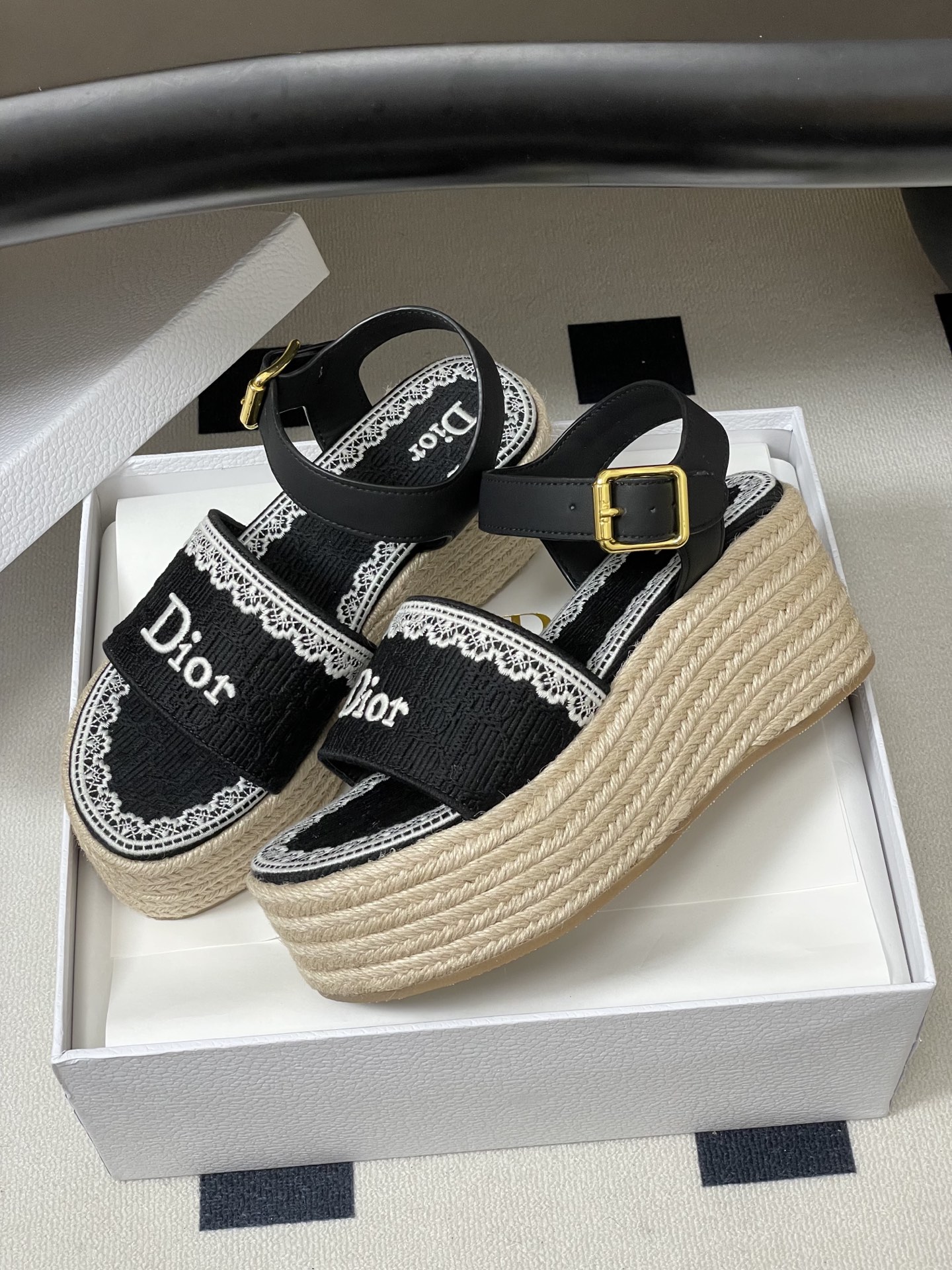 26ss春夏新款Dior 迪奥Dentelle草编坡跟凉鞋蕾丝边字母刺绣麻绳底马鞍带防水台高跟凉鞋这款 