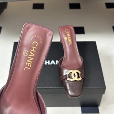 Chanel 香奈儿2026春夏新款 小香26A高跟穆勒鞋方头漆皮带跟凉拖鞋自带复古活力感的方头漆皮凉拖 Chanel 香奈儿2026春夏新款 小香26A高跟穆勒鞋方头漆皮带跟凉拖鞋自带复古活力感的方头漆皮凉拖