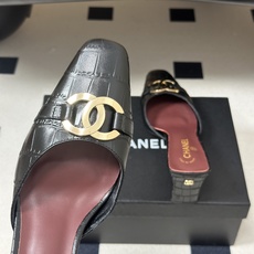 Chanel 香奈儿2026春夏新款 小香26A高跟穆勒鞋方头漆皮带跟凉拖鞋自带复古活力感的方头漆皮凉拖 Chanel 香奈儿2026春夏新款 小香26A高跟穆勒鞋方头漆皮带跟凉拖鞋自带复古活力感的方头漆皮凉拖