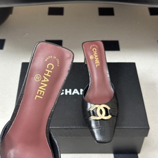 Chanel 香奈儿2026春夏新款 小香26A高跟穆勒鞋方头漆皮带跟凉拖鞋自带复古活力感的方头漆皮凉拖 Chanel 香奈儿2026春夏新款 小香26A高跟穆勒鞋方头漆皮带跟凉拖鞋自带复古活力感的方头漆皮凉拖