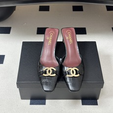 Chanel 香奈儿2026春夏新款 小香26A高跟穆勒鞋方头漆皮带跟凉拖鞋自带复古活力感的方头漆皮凉拖 Chanel 香奈儿2026春夏新款 小香26A高跟穆勒鞋方头漆皮带跟凉拖鞋自带复古活力感的方头漆皮凉拖