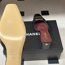Chanel 香奈儿2026春夏新款 小香26A高跟穆勒鞋方头漆皮带跟凉拖鞋自带复古活力感的方头漆皮凉拖 Chanel 香奈儿2026春夏新款 小香26A高跟穆勒鞋方头漆皮带跟凉拖鞋自带复古活力感的方头漆皮凉拖