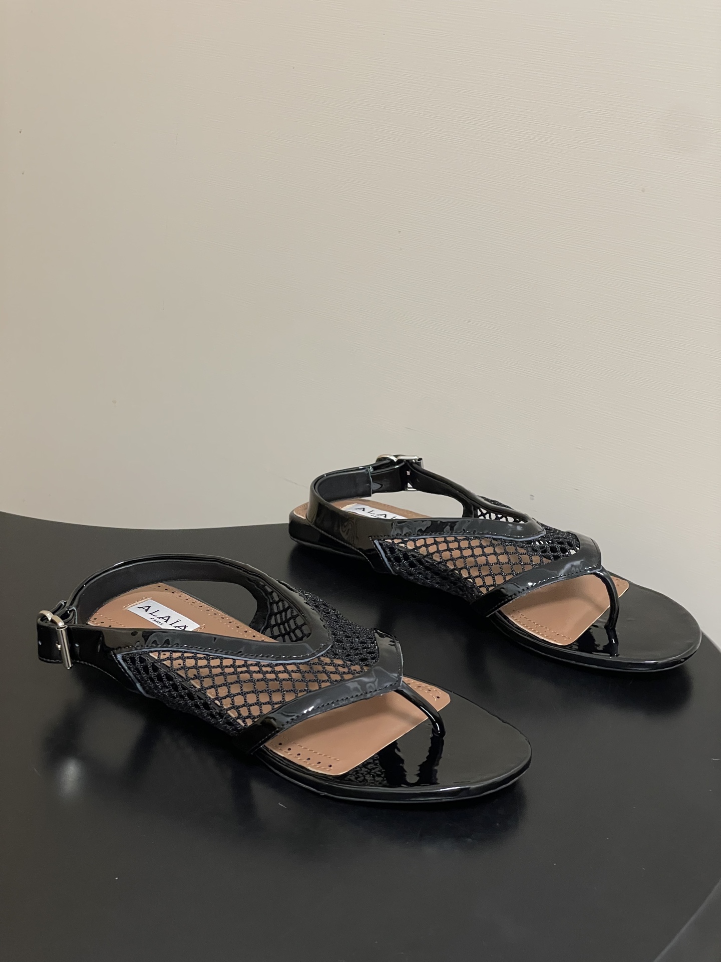 NO:889146,Leather box 10 Order notes (default ordinary box) 2026 spring and summer new ALAIA French style thong mesh sandals Classic mesh thong slingback buckle sandals Mesh thong sandals | Casual Vacation Prologue Mesh thong sandals, with the brand's iconic mesh design as the core highlight, cleverly blending neat lines with a breathable texture, interpreting a French style that is both cool and feminine.  The hollow mesh weave has a lazy and relaxed style. Every step exudes a casual and comfortable atmosphere. The thong-toe version has a retro French style. The buckle design is suitable for both fit and easy to put on and take off. The simple shoe shape hides a low-key and high-end texture. It is suitable for wide-leg pants and skirts. It unlocks the refreshing and effortless atmosphere of summer. It is suitable for dressing enthusiasts who prefer neat personality and pursuit of taste. It is refreshing and eye-catching but has its own high-end heritage!  Original custom-made fishnet for the upper, sheepskin lining for the feet, original molded rubber outsole for the sole, size 35-39 (40.41.42.43 custom-made, non-returnable), split-toe shoes, alaia, sandals, slippers, skirts, sheepskin19860909皮盒10下单备注（默认普通盒） 2026春夏新款ALAIA阿莱亚法式夹趾网眼凉拖鞋经典网面夹脚露跟搭扣凉鞋 网纱夹趾凉鞋｜随性度假序章网面夹趾凉鞋,以品牌标志性的网面设计为核心亮点,将利落线条与透气质感巧妙融合,演绎出兼具酷感与柔美的法式风格. 镂空网面编织慵懒松弛格调 每一步都漾开随性自在气场 夹趾版型自带复古法式风骨 搭扣设计兼顾贴合与穿脱便捷 简约鞋型暗藏低调高级质感 配阔腿裤半身裙都适配出彩 解锁夏日清爽不费力穿搭氛围 适合偏爱利落个性又追求品味的穿搭爱好者 清爽吸睛却自带高级底蕴！ 鞋面原版定制渔网 内里垫脚羊皮 鞋底原版开模橡胶大底 码数35-39（40.41.42.43定做不退换）,分趾鞋,alaia,sandals,slippers,skirts,sheepskin,Women's Shoes