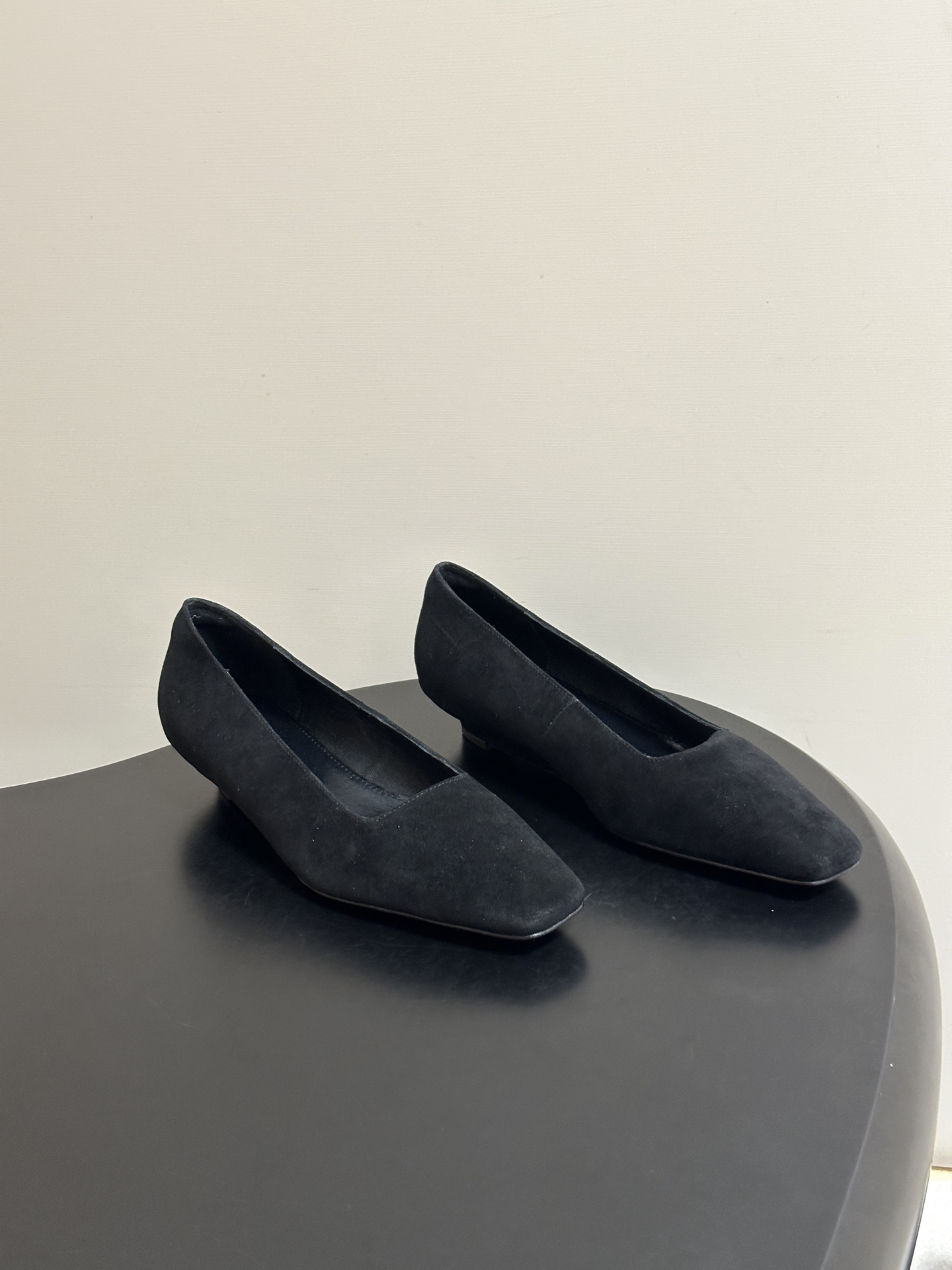 NO:885466,- THE ROW 26ss Spring and Summer New TR Small Square Toe Wedge Single Shoes Retro Shallow Mouth Low Heel Single Shoes The overall simple and neat square toe cut weakens the sharpness, the lines are soft and do not pick on the foot shape, and it adopts a minimalist and high-end texture. The delicate suede texture is warm and matte, without dazzling luster, low-key and noble. The shoe shape modifies the instep and visually lengthens the leg line. It can be easily controlled by wide and thin feet.  The daily wear is very tolerant, the black model is suitable for commuting with a suit and coat, and it is smart and elegant with straight pants and skirts; the coffee brown model is full of gentle atmosphere, and it can be worn with a sweater, a windbreaker and a dress to show a lazy temperament. It can be worn in various scenes of commuting, shopping and dating, and you can wear it with a relaxed and high-end feel without having to worry about matching. Customized sheepskin upper, mixed sheepskin lining, Italian genuine leather outsole, heel height 3cm  Size 35-39 (40.41 custom-made, non-returnable), single shoes, skirts, business suit, sheepskin, sheep, Leather soles19860909- THE ROW 26ss 春夏新款 TR 小方头坡跟单鞋复古浅口矮跟单鞋 整体简约利落的方头剪裁弱化尖锐感,线条柔和不挑脚型,走极简高级质感.细腻绒面质感温润哑光,没有刺眼光泽,低调又显贵,鞋型修饰脚面视觉拉长腿部线条,宽脚瘦脚都能轻松驾驭. 日常穿搭包容性拉满,黑色款适配西装大衣通勤通勤,搭配直筒裤半身裙干练大气；咖棕款温柔氛围感十足,配针织衫风衣连衣裙尽显慵懒气质,通勤逛街约会多种场景都能hold住,不用费心搭配就能穿出松弛高级感. 鞋面定制羊猄皮 内里垫脚混种羊皮 鞋底意大利真皮大底 跟高3cm 码数35-39(40.41 定做不退换),单鞋,skirts,business suit,sheepskin,sheep,Leather soles,Women's Shoes