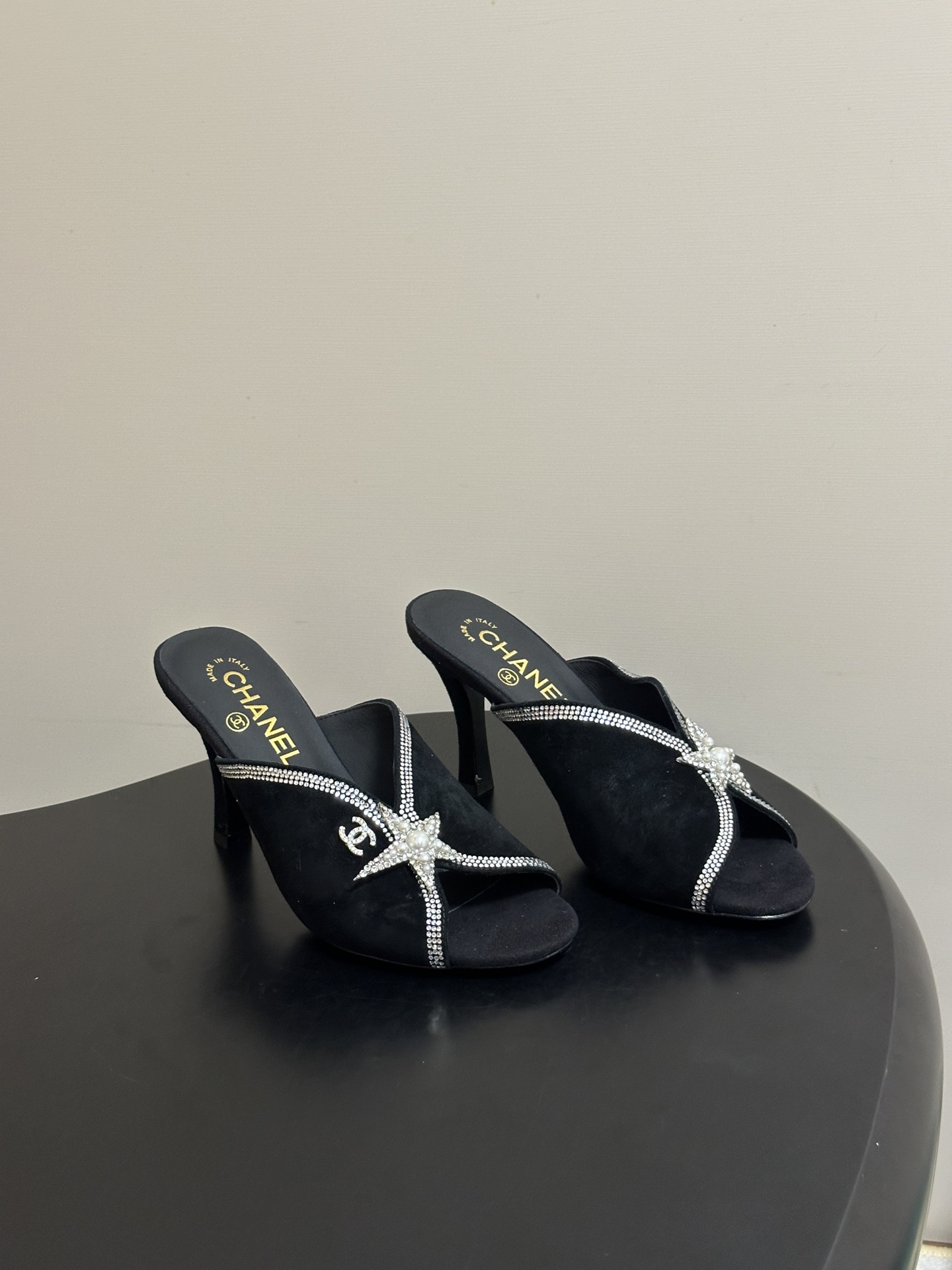 NO:885457,- 2026 early spring vacation series hot product Chanel Xiaoxiang 26A classic double C diamond buckle hot diamond five-pointed fish mouth honey high-heeled slippers. Simple and fashionable, the overall style is mule shoes. This shoe type has no laces or complex fixed structure, easy to put on and take off, and shows simple and smooth lines, in line with modern fashion aesthetics. The arched high-heeled design increases the beauty of the wearer's height and leg lines, and also gives the overall shape an elegant and sexy temperament.  Upper sheepskin, inner padding sheepskin, sole Italian genuine leather outsole, heel height 9cm, size 35-39 (40.41 custom-made, non-returnable), high heels and slippers, chanel, high heels, slippers, sheepskin, sheep, Leather soles19860909- 2026早春度假系列爆品Chanel 小香26A 经典双C钻扣烫钻五角星鱼嘴蜜儿高跟拖鞋 简约时尚,整体采用穆勒鞋款式,这种鞋型没有鞋带或复杂的固定结构,穿脱方便,同时展现出简洁流畅的线条感,符合现代时尚审美. 弓形的高跟设计增加了穿着者的身高和腿部线条的美感,同时也赋予了整体造型优雅、性感的气质. 鞋面羊猄皮 内里垫脚羊皮 鞋底意大利真皮大底 跟高9cm 码数35-39（40.41定做不退换）,高跟鞋拖鞋,chanel,high heels,slippers,sheepskin,sheep,Leather soles,Women's Shoes