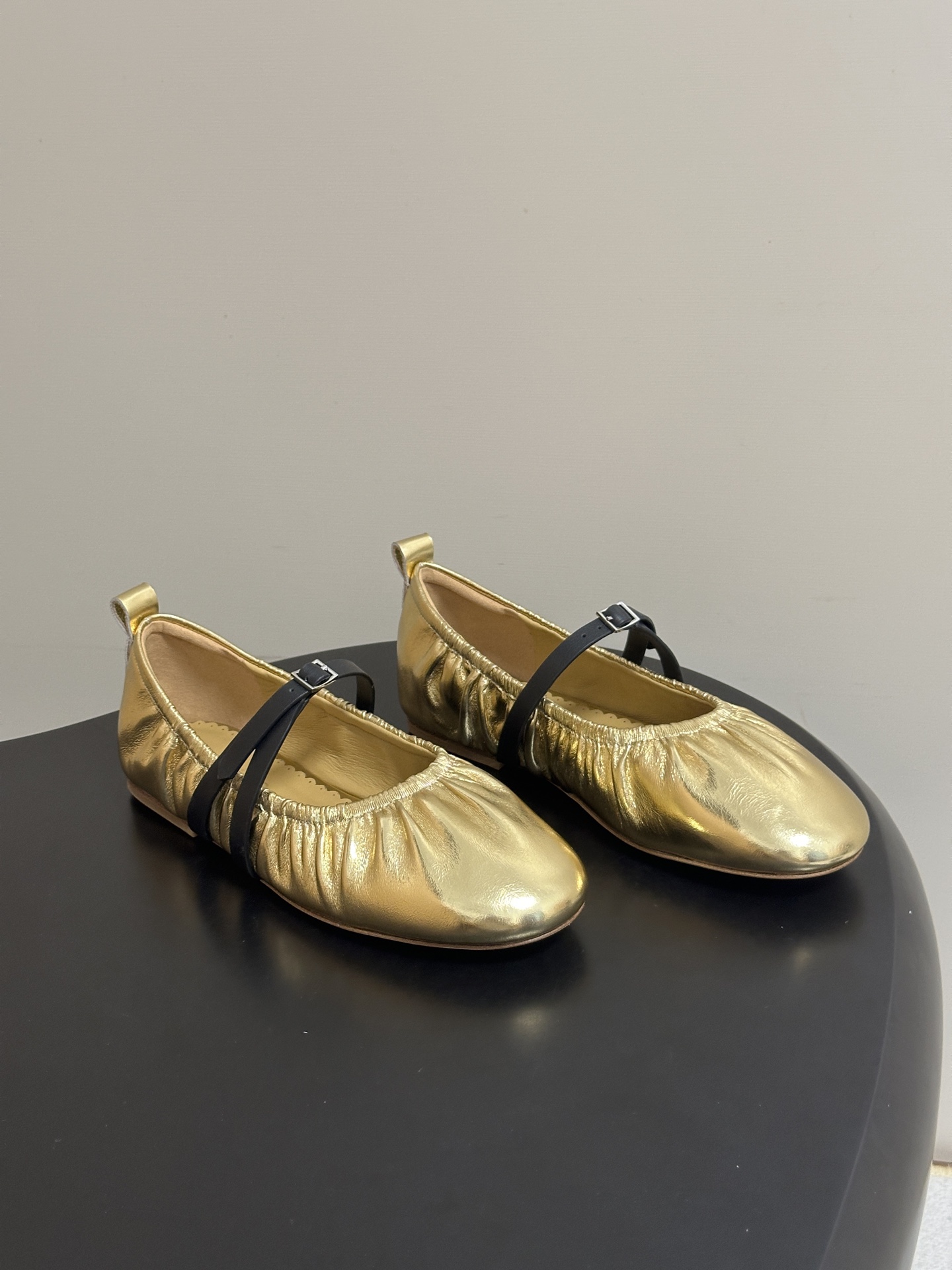 NO:885435,- 26ss spring and summer new COTEMP Monk Mary Jane shoes, retro buckle lightweight ballet shoes, one-strap flat shoes, exquisitely spliced upper that combines elements of Mary Jane and Monk shoes, handmade brogue carvings and metal buckle details to present a sweet yet tough retro temperament. Ducal Luft Mary  Jane Monk Mary Jane shoes integrate the brand's classic Monk shoe elements into the Mary Jane shoe shape, using belt and metal buckle details to reshape the retro silhouette. The upper is divided by two belts parallel to the toe and instep, which can adjust the fit of the instep and increase the structural layer. The toe is made of spliced materials, the black model is a combination of plain soft sheepskin and bright patent leather, and the gold model is golden soft sheepskin with wrinkled texture. The material splicing presents a rich sense of layering. The overall shape has tough lines in the sweet outline, and the flat shoe design is suitable for daily wear.  Sheepskin upper, sheepskin lining, Italian genuine leather outsole, size 35-39 (40.41 custom made, non-returnable), single shoes, mary jane, flats, sheepskin, Leather soles19860909- 26ss春夏新款COTEMP 孟克玛丽珍鞋复古扣带轻便芭蕾舞鞋一字带平底单鞋 融合玛丽珍与孟克鞋元素的精巧拼接鞋面,手工布洛克雕花与金属扣细节呈现甜美中带硬朗的复古气质. Ducal Luft Mary Jane孟克玛丽珍鞋将品牌经典孟克鞋元素融入玛丽珍鞋型,利用皮带与金属扣细节重塑复古轮廓.鞋面由两条皮带平行分置于鞋头和脚背,可调节鞋背贴合度,同时增加结构层次.鞋头采用拼接材质处理,黑色款结合平纹软羊皮与光亮漆皮,金色款为带褶皱纹理的金色软羊皮,材质拼接呈现丰富层次感.整体造型在甜美轮廓中带有硬朗线条,平底鞋设计适合日常穿着. 鞋面羊皮 内里垫脚羊皮 鞋底意大利真皮大底 码数35-39（40.41定做不退换）,单鞋,mary jane,flats,sheepskin,Leather soles,Women's Shoes