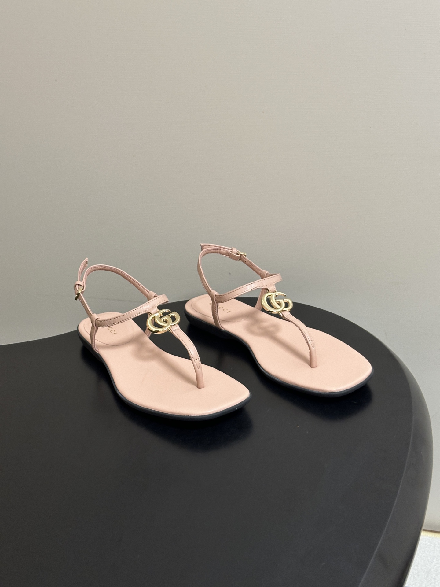🌾 26Ss春夏新款 Gucci 古驰 经典双G 金属五金扣夹脚平底凉拖鞋 GG扣夹趾休闲沙滩凉拖鞋这款