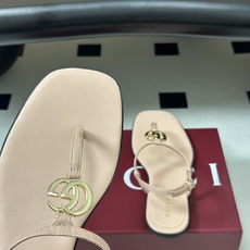 🌾 26Ss春夏新款 Gucci 古驰 经典双G 金属五金扣夹脚平底凉拖鞋 GG扣夹趾休闲沙滩凉拖鞋这款 🌾 26Ss春夏新款 Gucci 古驰 经典双G 金属五金扣夹脚平底凉拖鞋 GG扣夹趾休闲沙滩凉拖鞋这款