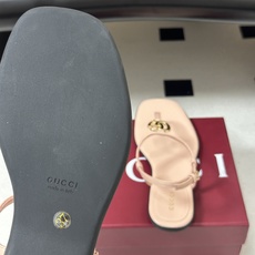 🌾 26Ss春夏新款 Gucci 古驰 经典双G 金属五金扣夹脚平底凉拖鞋 GG扣夹趾休闲沙滩凉拖鞋这款 🌾 26Ss春夏新款 Gucci 古驰 经典双G 金属五金扣夹脚平底凉拖鞋 GG扣夹趾休闲沙滩凉拖鞋这款