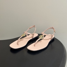 🌾 26Ss春夏新款 Gucci 古驰 经典双G 金属五金扣夹脚平底凉拖鞋 GG扣夹趾休闲沙滩凉拖鞋这款 🌾 26Ss春夏新款 Gucci 古驰 经典双G 金属五金扣夹脚平底凉拖鞋 GG扣夹趾休闲沙滩凉拖鞋这款